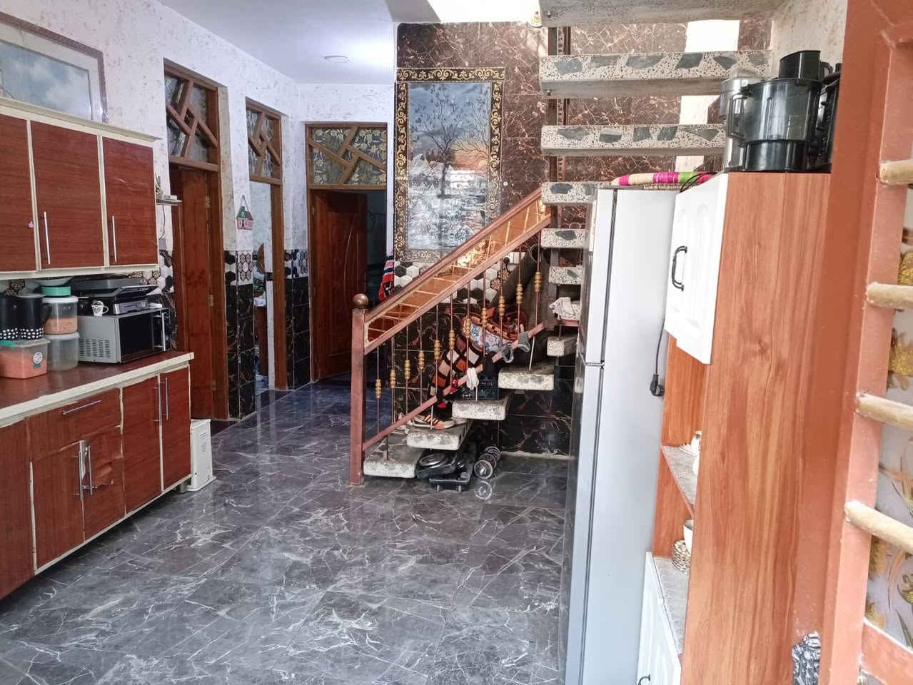 دار للبيع ١٤٠ متر
طابق واحد غرفتين وستقبال ومطبخ وصحيات وبيتونه
مكانه سريدات قديمه نهايه مربع الثالث قريب علشارع
خدمات كامله مي كهرباء
بس بعده مامبلط الشارع
سعر خابر وبيك خير وتدلل
***********
