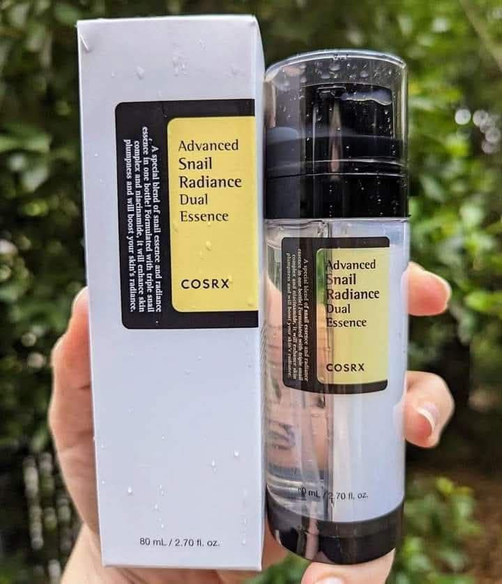 ✨سيروم كوزركس Advanced Snail Radiance Dual Essence  COSRX. سيروم مزدوج يجمع بين فوائد مستخلص الحلزون ومكونات تعزيز النضارة في عبوة واحدة. يجمع بين موسين الحلزون والنياسيناميد لتعزيز نضارة البشرة ومرونتها يعمل على ترطيب البشرة بعمق وتوحيد لونها.يأتي بحجم 80 مل.تتميز تركيبته بأنها سريعة الامتصاص ولا تترك ملمساً لزجاً.

✅ والفوائد الرئيسية:-
✔️تركيبة مزدوجة يحتوي المنتج على أنبوبتين داخليتين تضخان السيروم معاً عند الاستخدام؛ إحداهما توفر المرونة والترطيب، والأخرى تعزز نضارة وإشراق البشرة.
مركب الحلزون الثلاثي (74.3%): يجمع بين ثلاثة أنواع من مخاط الحلزون (الأرضي، والأسود، والذهبي) لترطيب البشرة بعمق وتحسين مرونتها.
✔️النياسيناميد (5%) يعمل على تفتيح لون البشرة، وتقليل البقع الداكنة، وتقوية حاجز الجلد.
✔️الترطيب والامتلاء يساعد السيروم على جعل البشرة تبدو ممتلئة وصحية، كما يعالج الجفاف والخشونة دون ترك ملمس لزج.
#الاصلي المنشأ كوريا 🇰🇷💯


**إذا كنت صاحب هذا الإعلان وتريد حذفه لأي سبب، رجاءا أرسل رسالة إلى الدعم الفني**