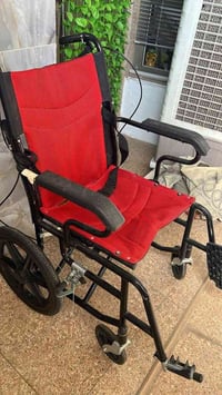 كرسي للكبار السن وللمرضى الله يشفي كل مريض اخواني الي بحاجة الي هاذا ا...