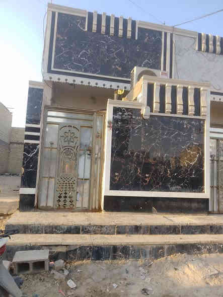 السلام عليكم بيت ٧٠متربناء حديث طابوك جمهوري صب مسلح ارضية رفت سيراميك واجهيه بياض بيبان شبابيك كله درجه اولى خضراء الدسيم بلبدايه قرب شارع ١٥ السعر٣٦ أي ستفسار ***********
