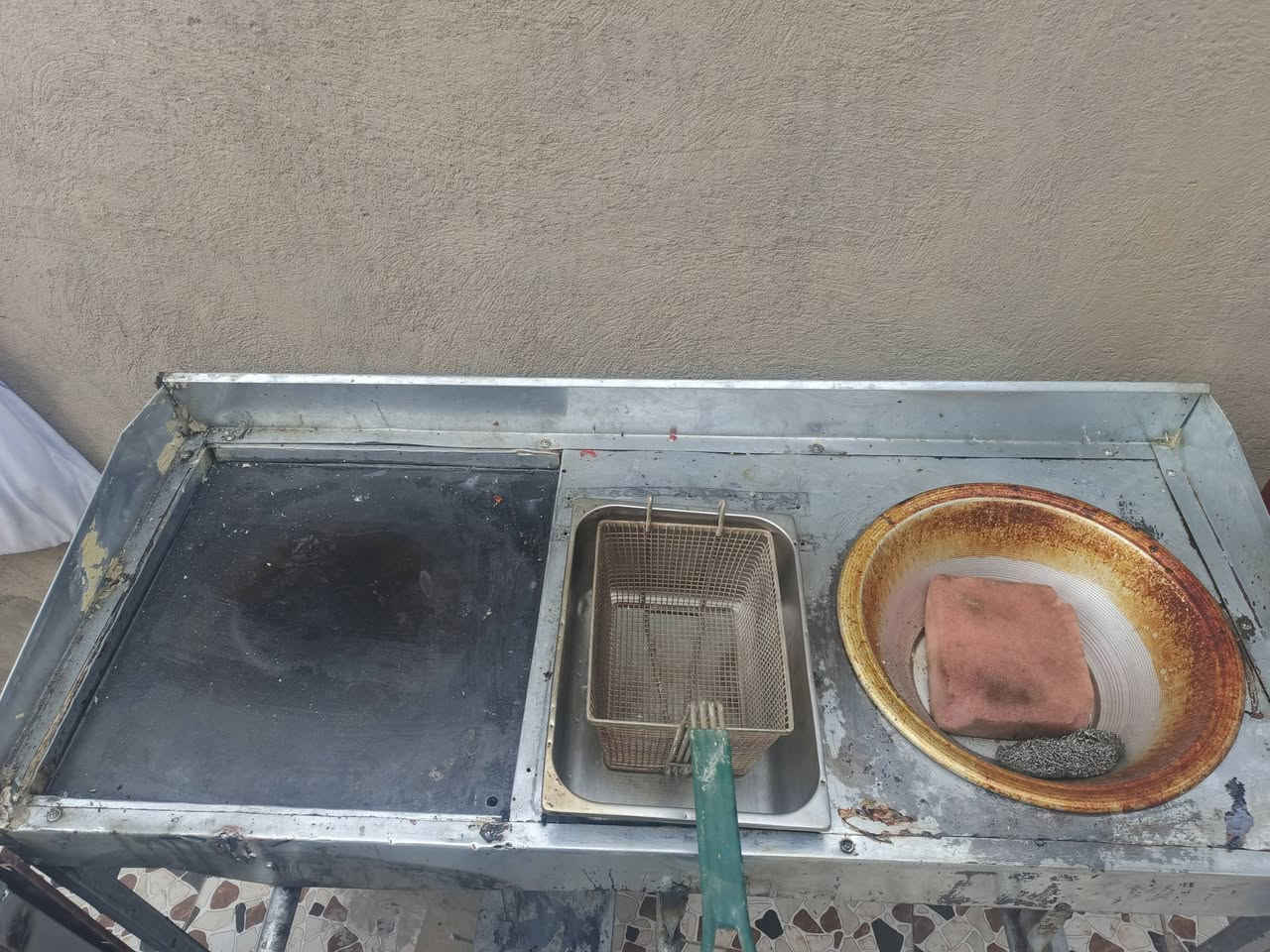 السلام عليكم اخوان عدي ذني الغراض شواية مال فلافل وفنكر وبركر +ميز مترة و87 بغداد جسر ديالئ
***********
