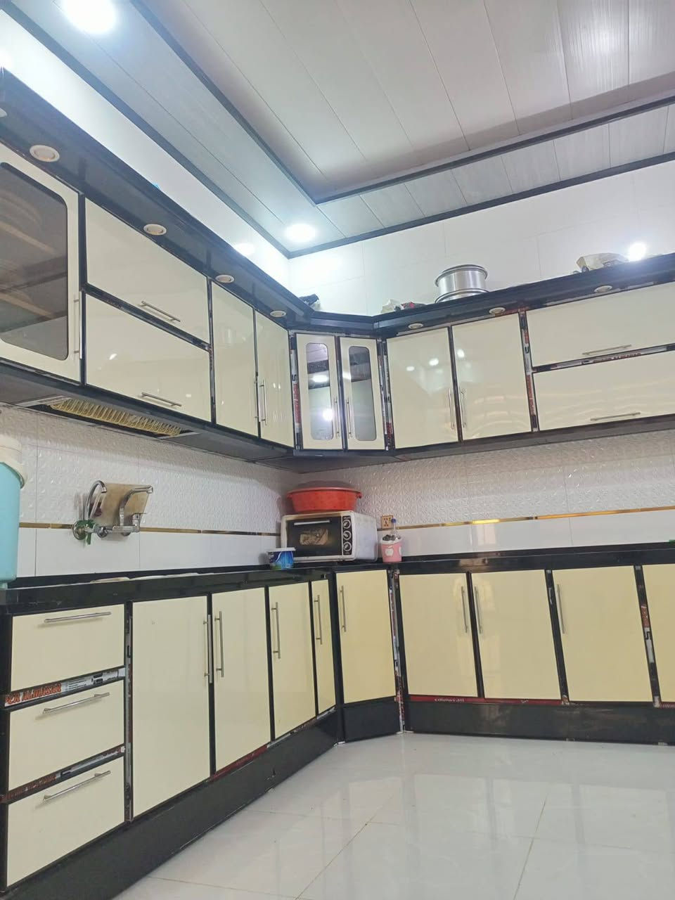 للبيع بيت 200 متر طابقين بنيان درجة اولى
حي النداء شارع قصابية الميالي منطقة ال55

البيت يحتوي على 4 اغرف وصالتين 

واستقبال ومطبخ وصحيات خارجية وداخلية

 

رقم العقار 55168

السعر 240 مع المجال 

التواصل خاص او ***********
