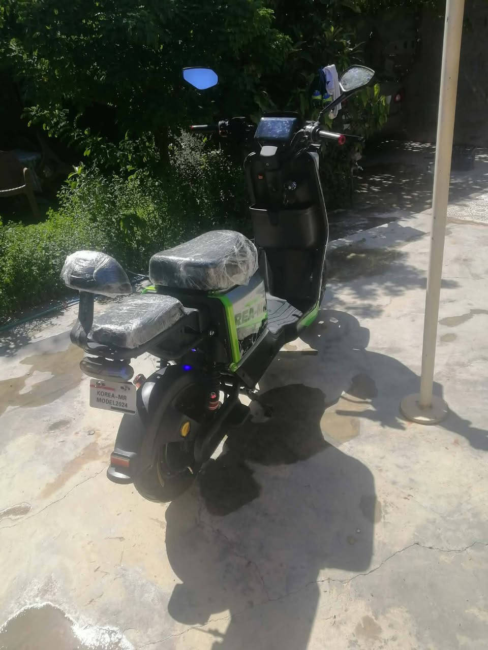 سلام عليكم
بايسكيل شحن للبيع 
بطاريه ليثيوم 5 بطاريه 
عقل رياضي 72V
 ملف رياضي
سعر 400بي مجال 
رقم هاتف ***********
