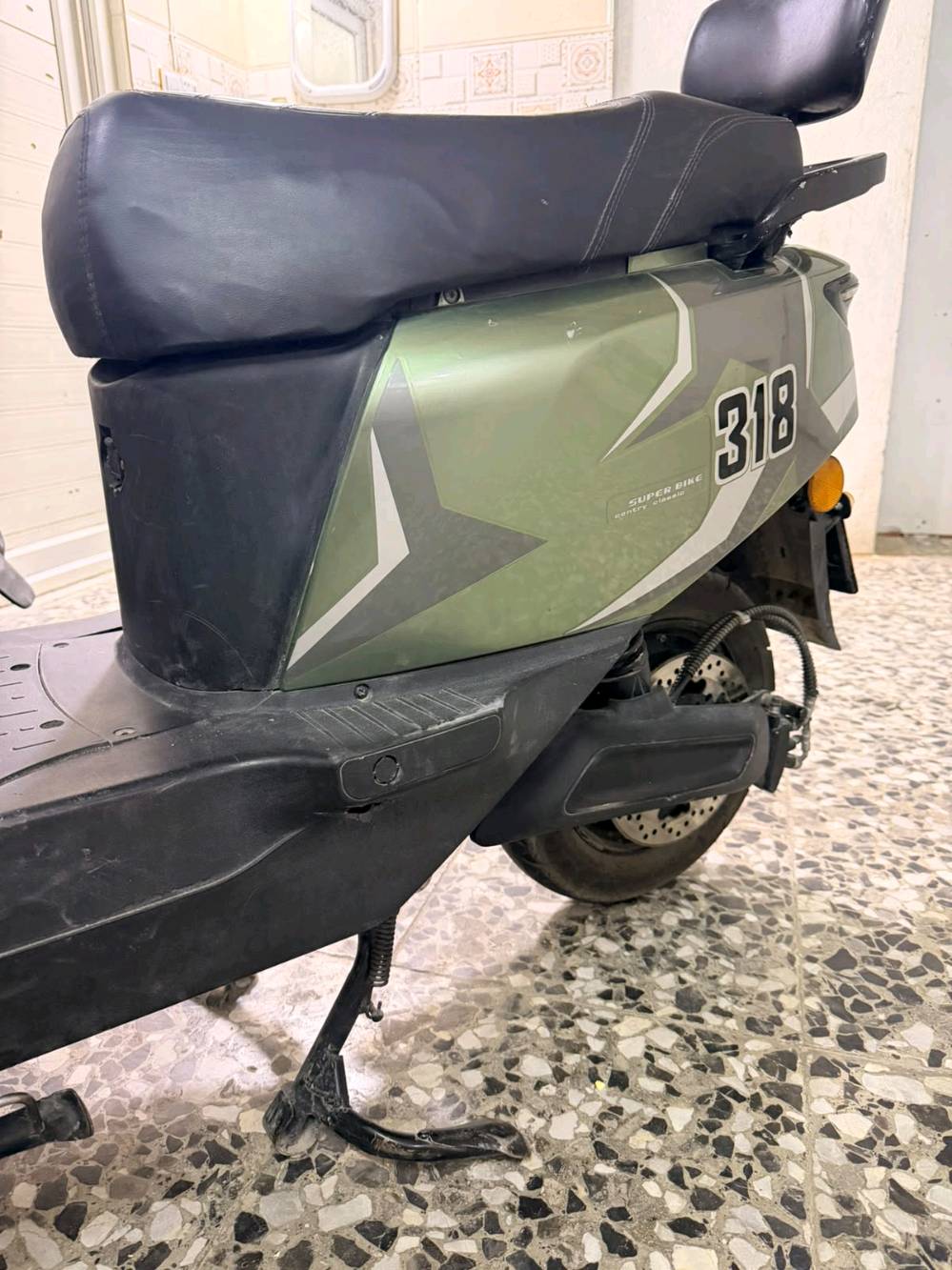 السعر 530 الف وبيها مجال بسيط حك الجيه 
للتواصل واتساب تلجرام
*********** 
انستا f1_14f


هذه هي الدراجة الكهربائية الشهيرة والمعروفة في السوق العراقي باسم دراجة شحن 318 (أو إصدارات Korea-MR الـ 318)، وتعتبر من الدراجات القوية والمطلوبة جداً بسبب متانتها وتصميمها العصري "أبو عيون" المميّز.
​إليك المواصفات الحقيقية والمضبوطة لهذه الدراجة:
​⚡ الأداء والسرعة
​قوة المحرك (الملف): يأتي بمحرك قوي بقدرة 1500 واط إلى 2000 واط (حسب الدفعة والدقة في التصنيع)، مما يعطيها عزماً ممتازاً في الصعدات.
​السرعة القصوى: تصل سرعتها على الشاشة (الكيج) إلى حوالي 85 - 95 كم/ساعة (والسرعة الفعلية على الأرض تتراوح بين 65 إلى 75 كم/ساعة حسب الوزن).
​ناقل الحركة (الجير): تحتوي على 4 سرعات (نمر) إلكترونية لتوفير الطاقة أو زيادة السرعة، بالإضافة إلى نظام R (بَك) للحركة إلى الخلف.
​🔋 البطارية والطاقة
​نظام البطاريات: تعمل بـ 6 بطاريات كبيرة الحجم من نوع "غرافين" (Graphene) المتطور بقوة 32 أمبير.
​المسافة (المدى): تقطع مسافة تصل من 50 إلى 70 كم بالشحنة الواحدة (يعتمد على معدل السرعة والوزن المحمول).
​🛠️ المواصفات الإضافية والتحكم
​التشغيل الذكي: تدعم التشغيل بدون مفتاح عن طريق البصمة (الريموت)، السويتش الاعتيادي، أو نظام كارت الـ NFC الذكي.
​الإضاءة: نظام إضاءة LED أمامي مزدوج قوي جداً (المعروف بشكل العيون الدائرية المحاطة بإطار برتقالي) لإضاءة ليلية ممتازة.
​الإضافات: تحتوي على شاشة ديجيتال واضحة لقراءة السرعة ونسبة شحن البطارية، بالإضافة إلى منفذ شحن هاتف (USB) وحامل موبايل.
​الدراجة ممتازة للمسافات الطويلة والعمل اليومي بسبب سعة بطارياتها الكبيرة وثباتها العالي على الطريق.