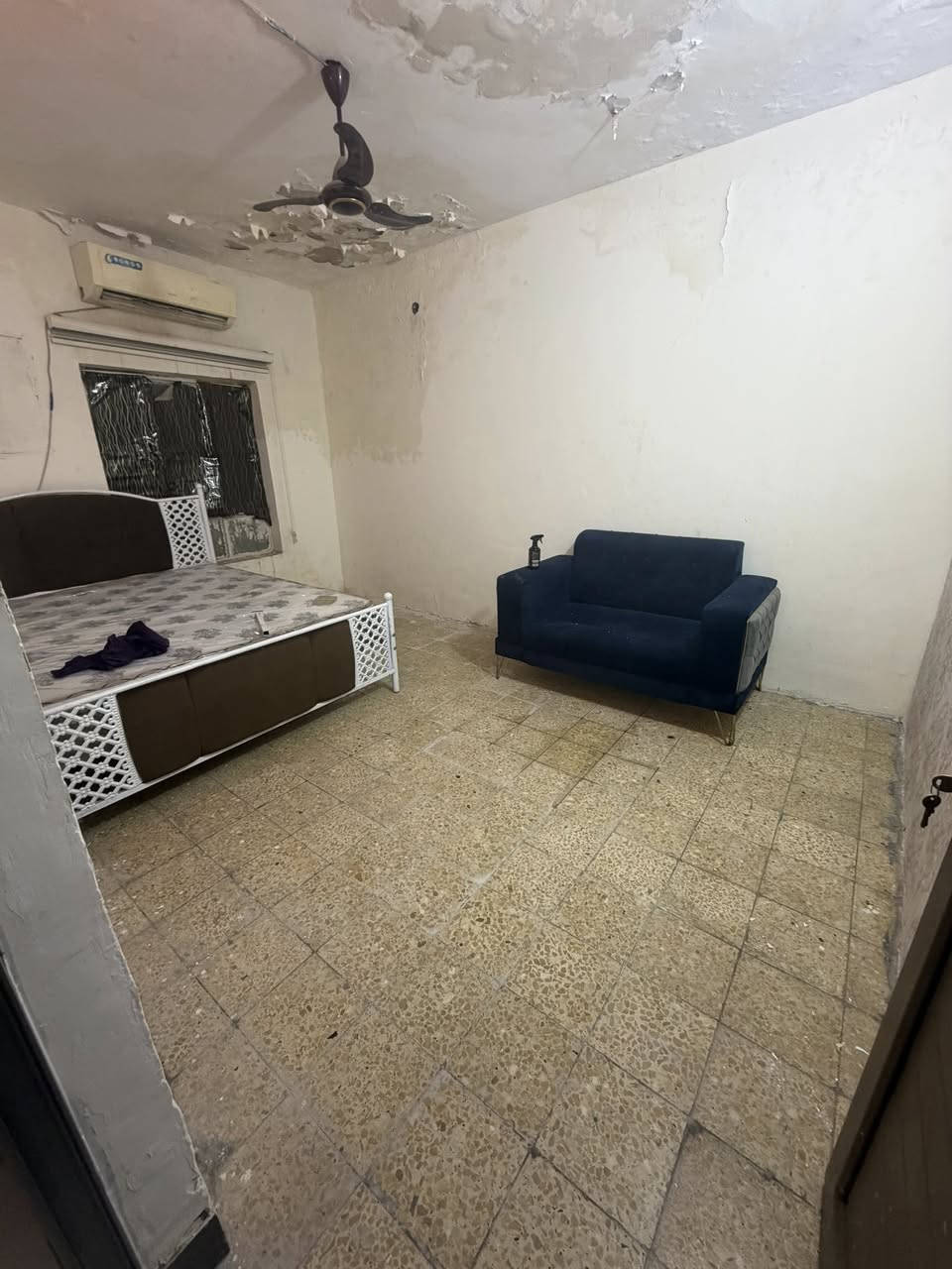 شقة وقف سني للبيع قرب ريان سنتر مساحة80م غرفتين صالة مطبخ صحياة
طابق اول البناية محتوية فقط على ثلاث شقق الشقة طابق اول معزوله للاستفسار عقارات الذهبي ***********
