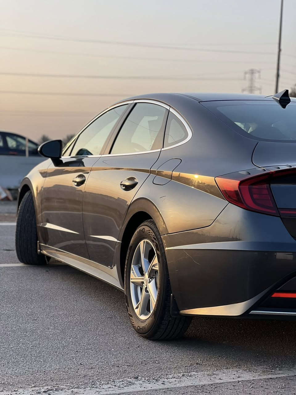 سوناتا موديل 2021 وارد امريكي محرك 2500 المرغوب
 حادث خفيف كلش جاملغ سطحي راجع علا الباب جاملغ مبدل باب معدل بارد شويه منه وجاملغ خلفي بي ضربه خفيفه ومصلح 

مواصفات 
لد امامي خلفي
تحكم ستيرن 
كروز سرعه 
رادار امامي 
تحديد مسار 
شاشه جبيره كامره
ماشيه 70 الف كيلو 
وباقي المواصفات المعروفه
باسمي السعر ١٦٥ بيها مجال مكان بغداد 

***********
