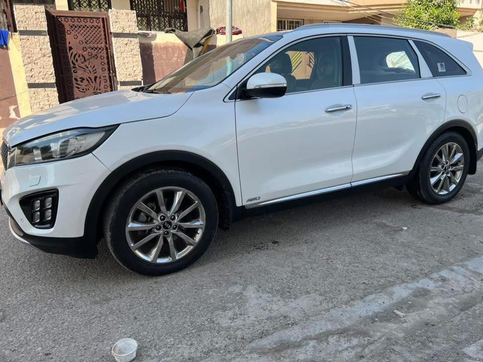 كيا سورنتو خليجي 
رقم بغداد الماني بسمي 
موديل ٢٠١٥ شكل ال١٦
لون ابيض 
٦ سلندر ٧ راكب 
فوووووول مواصفات ١/١ ViP اعلى فئة 
بصمتين: تشغيل وتقفيل 
بنورمااااا طكتين جام 
٥ كامرات جانبية
الباب الخلفي كهرباء 
هند بريك بصمة 
اوتو هولد توقف ذاتي 
فوررررر ويل 4:4
مانع انزلاق وانحدار 
رادارات جانبية وامامي وخلفي
زراك لايت بلدعامية 
بردات خلفية اصلية 
كشنات جلد اصلي لونين 
كشنات ٢ كهرباء 
كشنات تدفئة وتبريد 
كشنات الخلفية تدفئة وتبريد 
كشنات ذاكرة 
جي : بي: اس: خرائط طرق 
اريل ابيض طيارة 
شاشة كبيرة اندرويد 
كامرة دوارة اصلية 
مري شفط مع القفل 
حساس امامي وخلفي 
نظام ايكو درايف 
شاشة الدشبول الكترونية 
تحكم استيرن فول 
مري شفط وقلابة مع البك
اشاير بلمري 
يدات نيكل اصلي 
ويل اكروم ١٩
تخم تاير جديد لك 
ماشية ٨٠ الف اصلي 
كير ومكينة وصدر وحدادية وتبريد خير من اللة 
بدون ضربة وتبديل واشخوط وبارد وصبغ عدى شبرين بلجاملغ مال شخط 
سيارة جديدة معنى الكلام ومال بيت 
الرقم الدولي الجديد/ هزة جديدة/ سنوية جديدة 
الارضية مغلفة جلد/ كتلوكات الشركة موجودات/ البصمة الثانية ممستخدمة 
سيارة بية تراي مال زيرو 
السعر ٢٠٩$
***********
