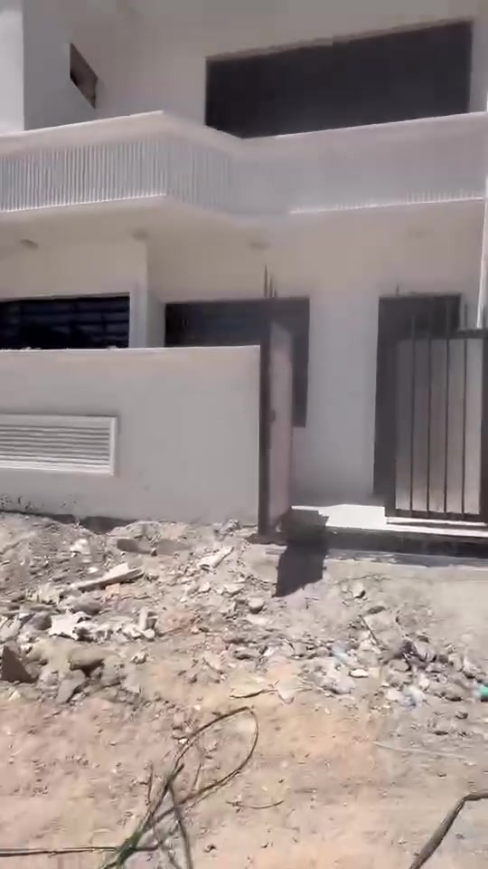 سلام عليكم بيت للبيع مساحه 75متر طابغين الوجه 7ونص يحتوي العقار ع طرمه خارجيه وصاله معزوله ومطبخ معزول وغرفه نوم عدد 2خدمات عدد2منوار العنوان بغداد منطقت الدوانم مال شرطه الخامسه قرب جامع ملك لقدوس وتساب ***********
