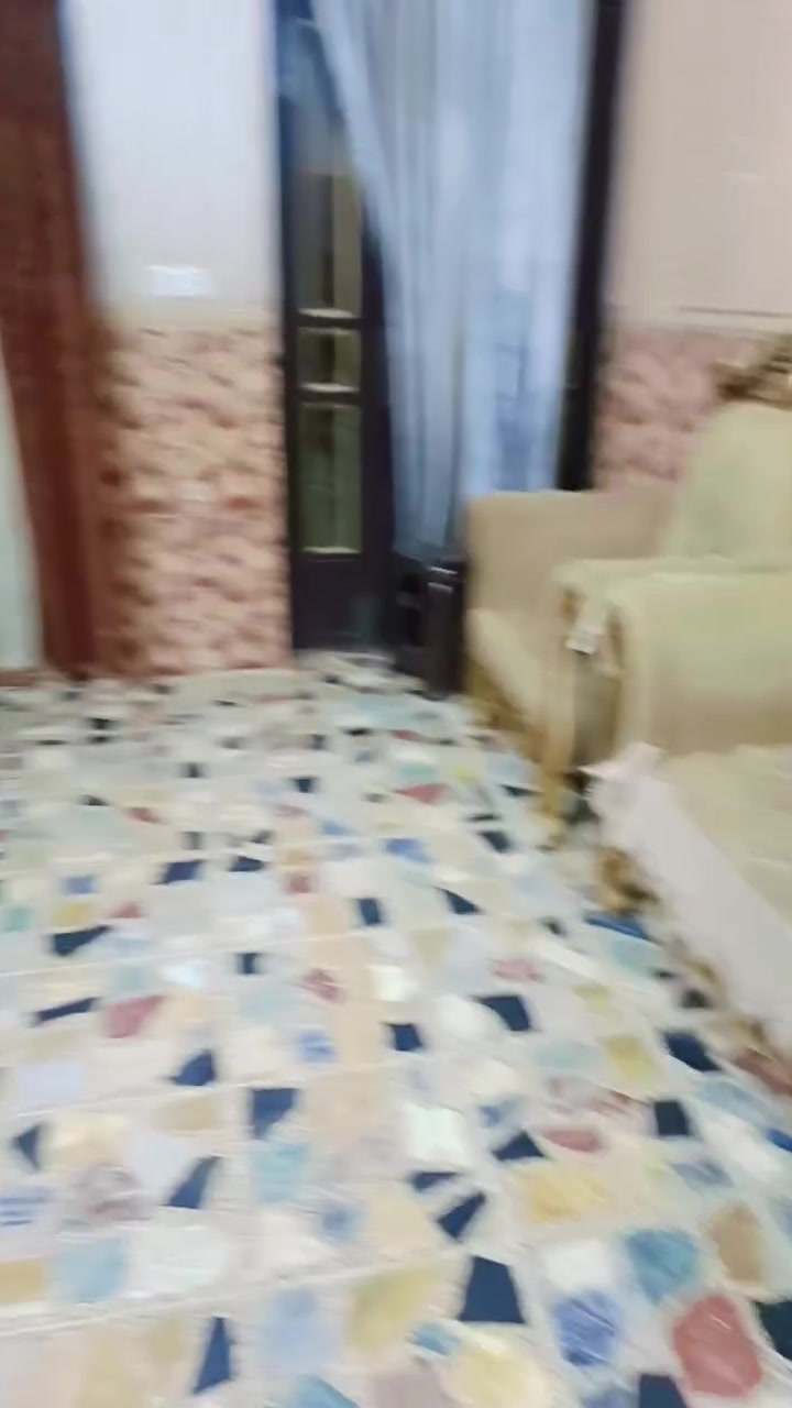 السلام عليكم تخم تركي ١٠ مقعد نضيف سعره ٦٥٠ مكاني بغداد الشعب ***********
