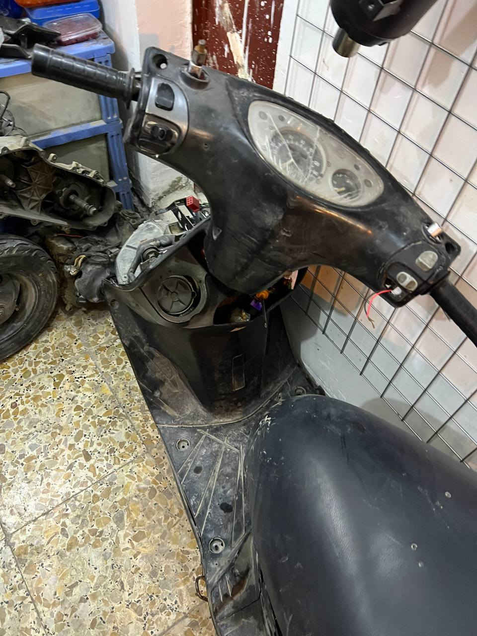 ثعلب للبيع  عله هاي الحطه شغاله هندر واحد ابيعه كوم حديد سعره ١٥٠ قفل شوته مالته موجوده نسيت طكله صوره مكاني بغداد الحريه رقمي *********** شراي اتصل
