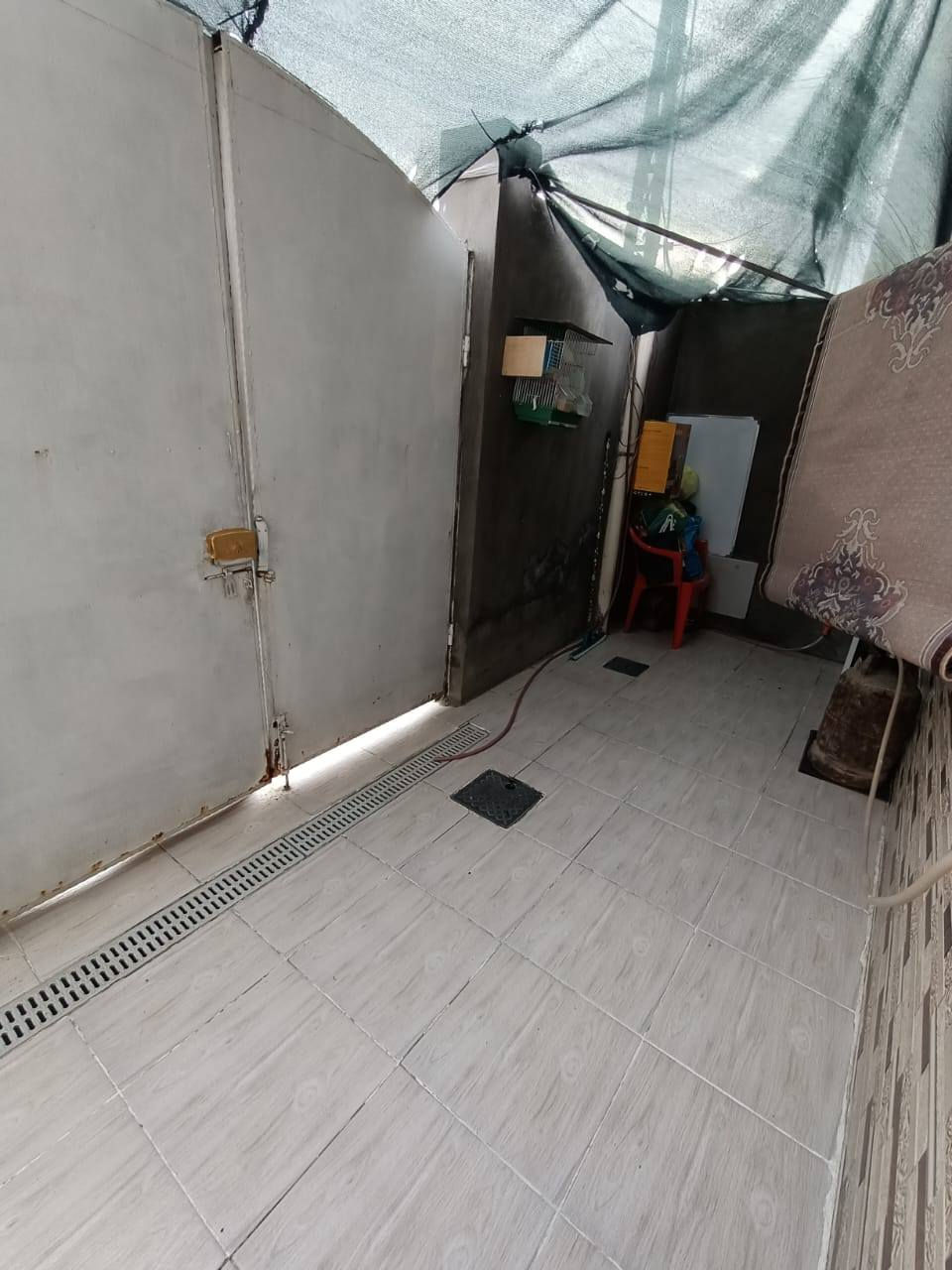 السلام عليكم 
بيت ١٠٠ م ركن واجهية مثل ماموضح بالصور غرفة وصالة ومطبخ وبراني وصحيات داخلية وخارجية كونكريت مسلح عالي عن الشارع بالاضافة تبليط وماء وكهرباء ومدارس وكافة الخدمات 
السعر خاص وبي مجال للشراي 
او للتواصل على هذا الرقم ***********
