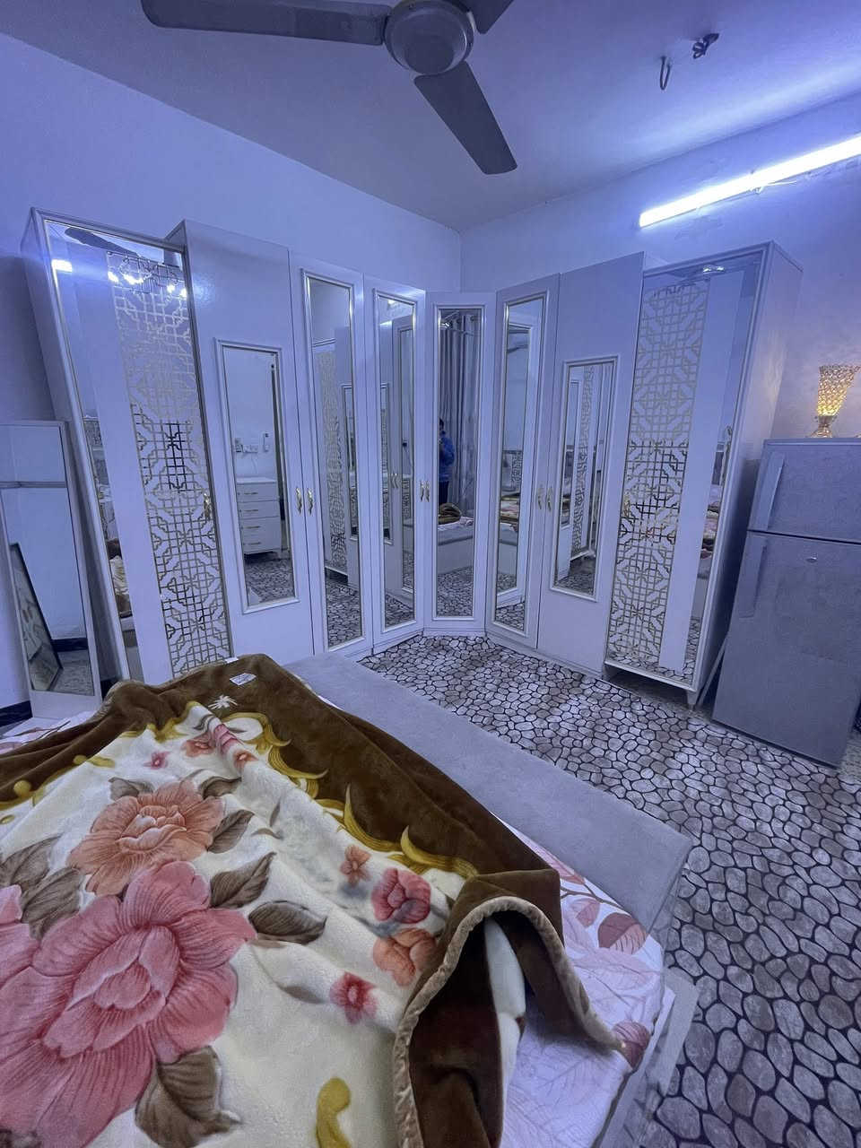 السلام عليكم غرفه اخشاب تركيه 9 قطع كنتور زاويه 8 ابواب بمليون وبيها مجال مكاني بغداد الشعله ***********
