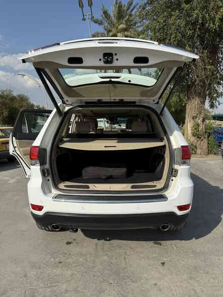 السلام عليكم 
جيب كراند شيروكي 2019 خليجي لمتد بلاس 3 شاشات

ماشية 66500 الف كيلو (41,500 ميل ) وقابلة للزيادة

دهن و صيانة كلها بالوكالة

المواصفات :

المحرك : V6.  3.6L . 

* دفع رباعي 4x4 . 

* مشغل اقراص CD/DVD . 

* تحذير النقطة عمياء

* سقف بانوراما . 

* شاشات خلفية . 2

* شاشه كبيرة 8.4 انج . 

* نظام الخرائط (GPS) .

* ستيرن كهربائي . 

* المصابيح زنون + لد نهاري + كشافات .     

* تشغيل عن بعد .

* ماوس تحكم وضعيات 

* صندوق كهربائي شفط

* حفظ وضعيات الجلوس (ميموري) . 

* المقاعد الأمامية تبريد وتدفئة .

* حساسات أمامية . 

* حساسات خلفية . 

* تدفئة ستيرن . 

* بخاخ ماء على المصابيح الامامي..

* مرايا قلاب و تعتيم ذاتي

* مانع تصادم خلفي رادار 

* محدد سرعة . 

* نظام التشغيل والاطفاء الاوتوماتيكي (Auto Start System) .

* نظام بريك اوتماتيكي (Auto Break System)

السعر 30,500 الف دولار وبي مجال  

مكاني بغداد - الكاظمية

للتواصل على رقم التلفون

***********

***********
