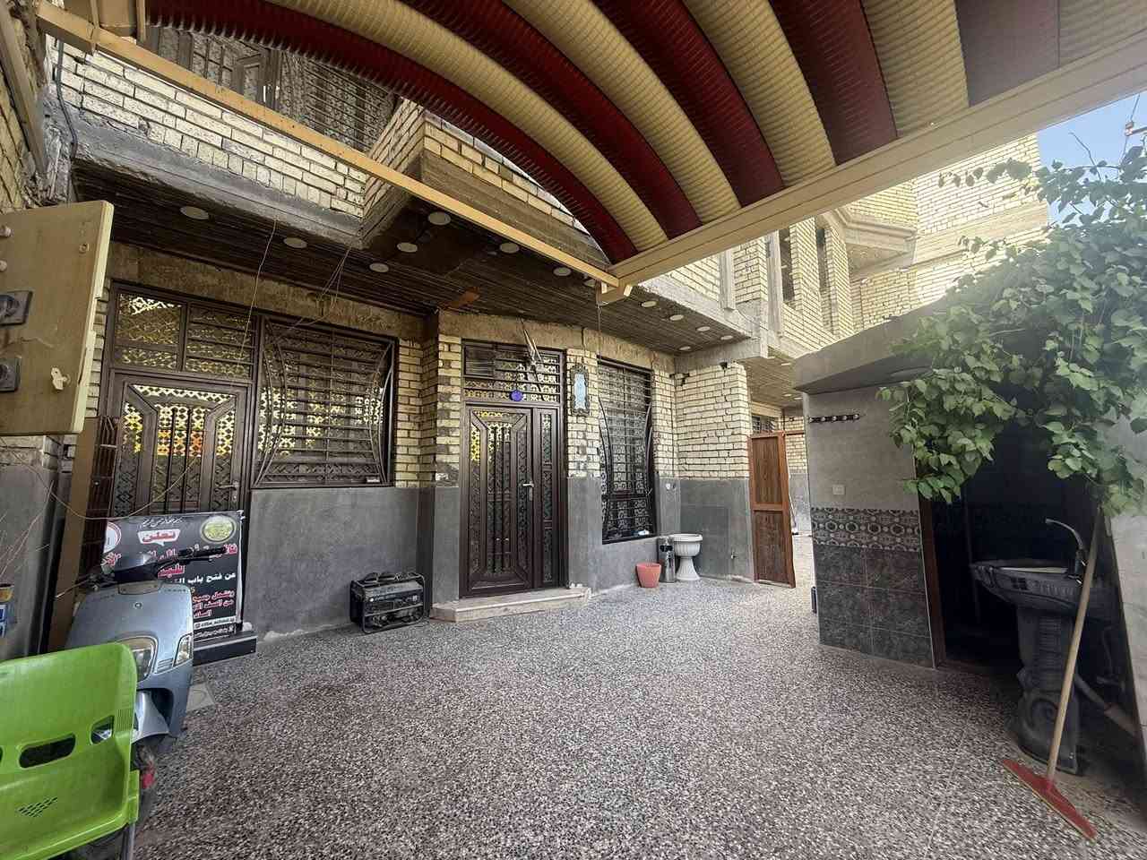 السلام عليكم للبيع طابو ملك  جسرديالى قرب مدرسة مجد الاسلام مساحة الدار ٢٧٠ مقسوم ثنين كل سند ١٣٥ متر بناء حديث  يحتوي ٨ غرف نوم مطابخ ٢ حمامات ٤ صحيات ٤ كراج واسع كامل من كلشي متصرف عليه ربع موقعة حلو 
السعر خاص او اتصل *********** مستعجل على بيعة
