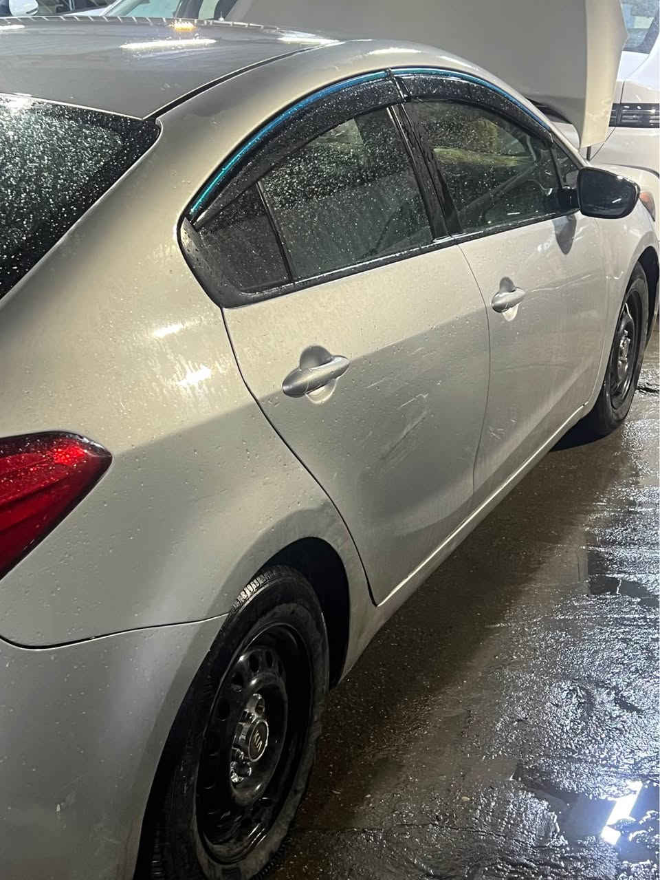 فورتي 2016 بسمي مكينه وكير بلاديات شركه وخير من الله ممفتوحات ابد صدر حلو قبل فترا قليله من شديته بي نقص شي بسيط بسمي رقم بغداد سنويه غير نافذه حادث امريكا قطعتين جاملغ خلفي وقبغ جنطه والعراق بنيد وهذني جاردات وشخط بلباب الخلفي واضح بلصور بدون ايربالك السياره خرفتها حلوه غير متواجد ع الفيس عارض ب 100 وبيها مجال للاستفسار *********** مكاني بغداد العامريه بغداد, العراق
