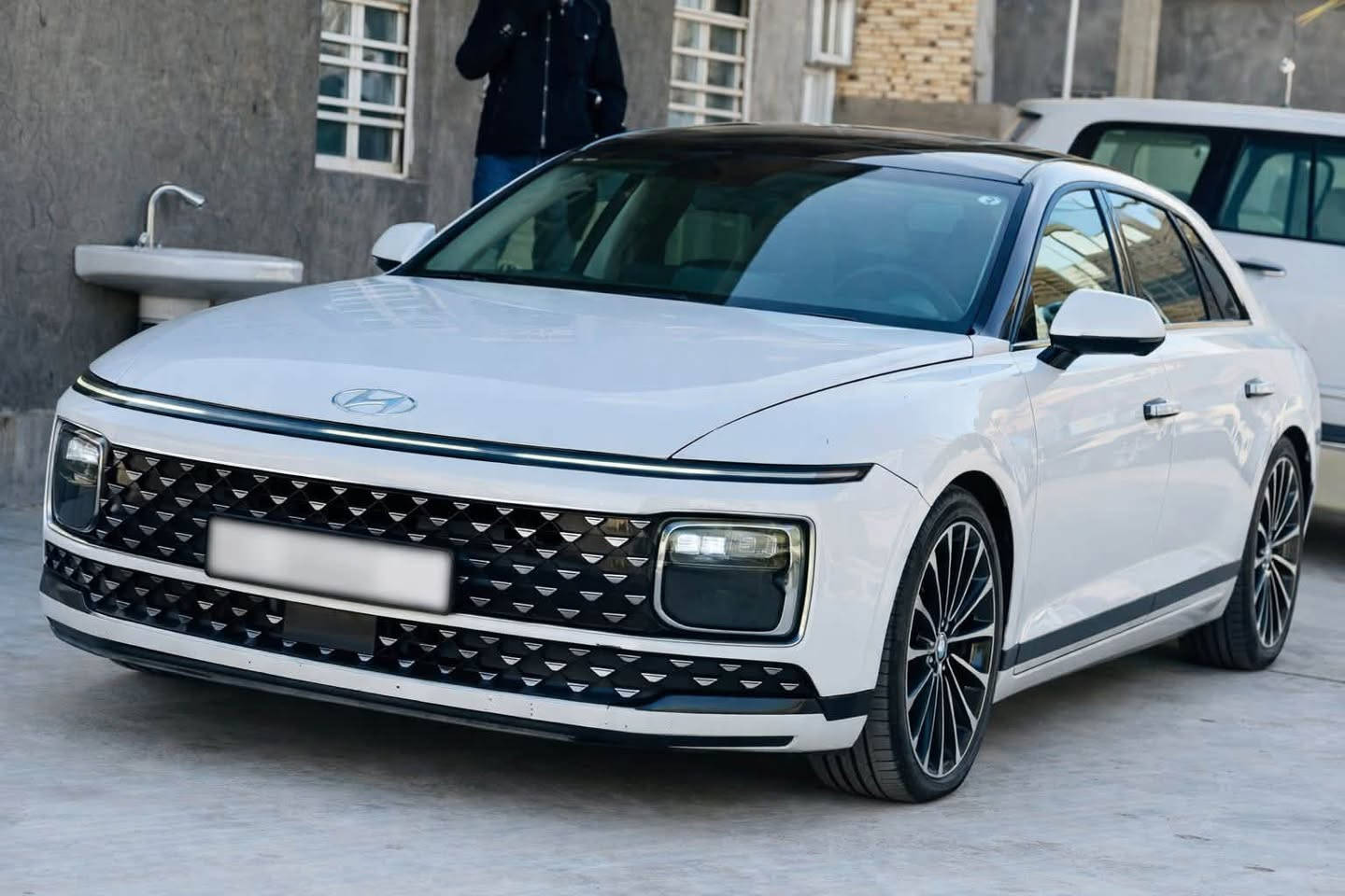 السلام عليكم ورحمة الله وبركاته 
 وينه الي يدور شي مميز ما مطروق

ازيرا الشكل الجديد موديل 2023 Vip  كلكرافي 1/1

 اعلى مواصفاات مواصفات

 خاصه فول وراد كوري هايبرد + بانزين 1600 تيربو

 المواصفات فول واحد ع واحد
جنطة كهرباء 
بانوراما + كلشي لمس 
الكشنات جلد دشبول جلد لونين + سقف شامواه ناعم 
مساج ب كشنات 
٣شاشات فول تحكم +شفتات ستيرن 
داتا شو ع جام واتو بارك مري قلاب نقطه عمياء كامره محيطيه 
 كهرباء فول تحكم كهرباء ستيرن كهرباء ستيرن حار بارد الكشنات حار بارد 5 كاميرات حساسات امامية خلفية رادارت امامية وخلفي تشغيل عن بعد تتقدم وترجع بالريمونت بردات كهرباء جانبية وبردة خلفية وبعد هواي ما ينعدن  المواصفات من الاخير السياره ماكو شي ما بيهة 
تبديل باب الصدر +جاملغ الصدر مال وكاله  +قبق جنطه صبغ كلير +السونار مرفق ب المنشور 

السياره مكينه كير ع شرط +ربع ما ذب عليهة جاهزة ع اخر حبايه 

السياره فاتح بيها قبق ولفات تنضيف ولفات وتبديل كازكت

السعر: 215 وبيها مجال للشراي

مكان السياره الديوانيه ورقم السياره قادسيه 
 للاستفسار الاتصال ع
***********
اخوان كلشي ذاكر بل منشور تفاصيلها كامله سياره 

تشوفها تعجبك توكل على الله تشوفها سياره غاليه ماتفيدك اعبر المنشور والله يرزق الجميع
