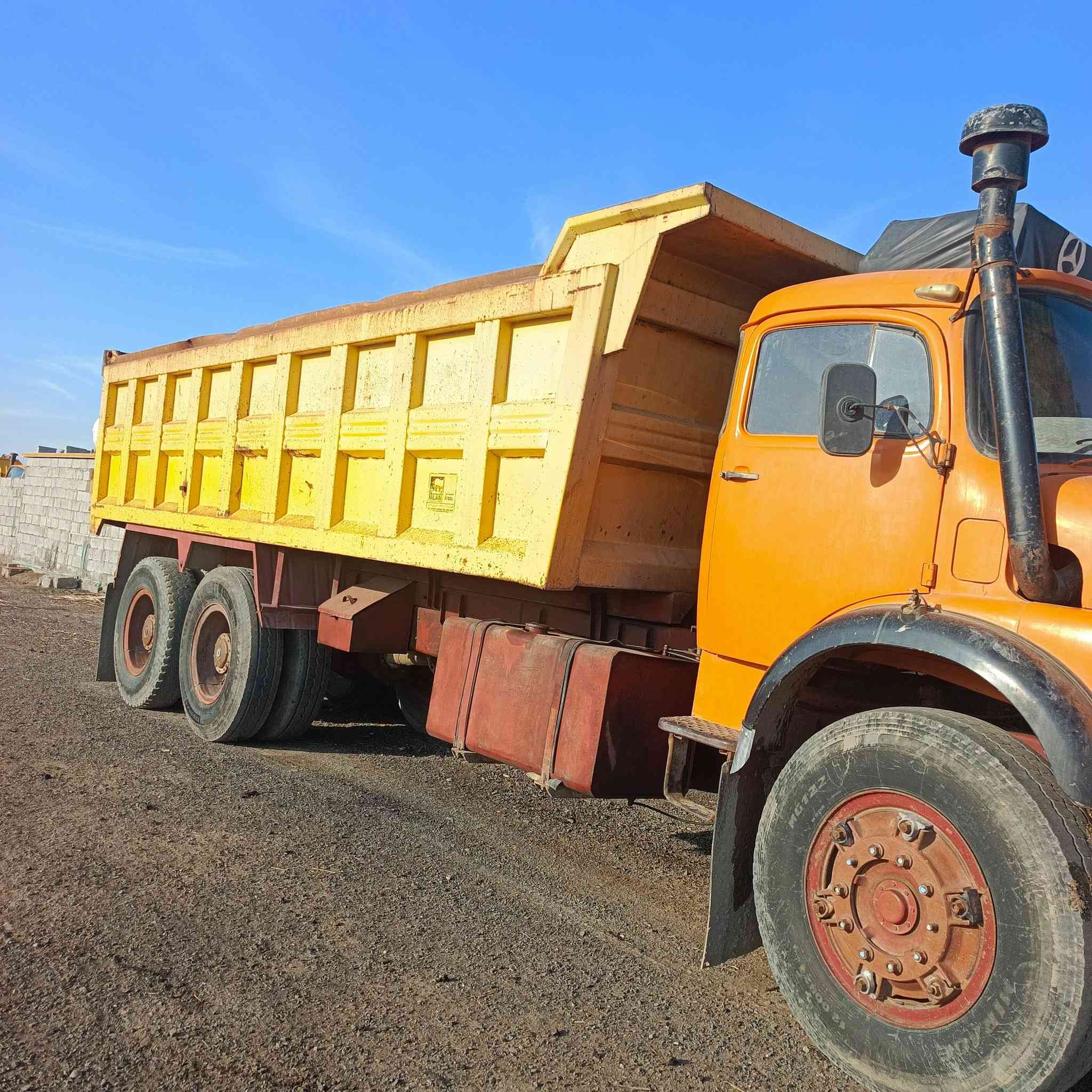 سلام عليكم ورحمه الله وبركاته قجمه موديل 83 مايلر ومطوله شاصي جديد قطره صبغ مابي قماره معمره رقم بغداد بدي نضيف مجموعة مان كير110 محرك نضيف الاستفسار على هاذه رقم ***********.  ***********
