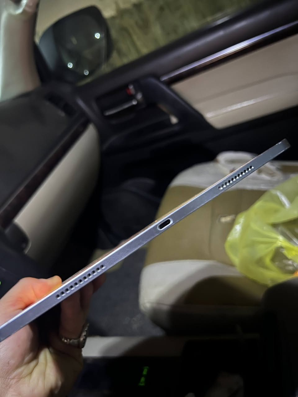 ايباد 12 انج ذاكرة 256 نظيف لا مفتوح ولا داخل تصليح بطاريه مافاحصها تجي تفحص وتاخذة ميصرق عندي ب استخدام هواي مكاني كربلاء حي العباس عمود 37 رقم هاتف ***********
