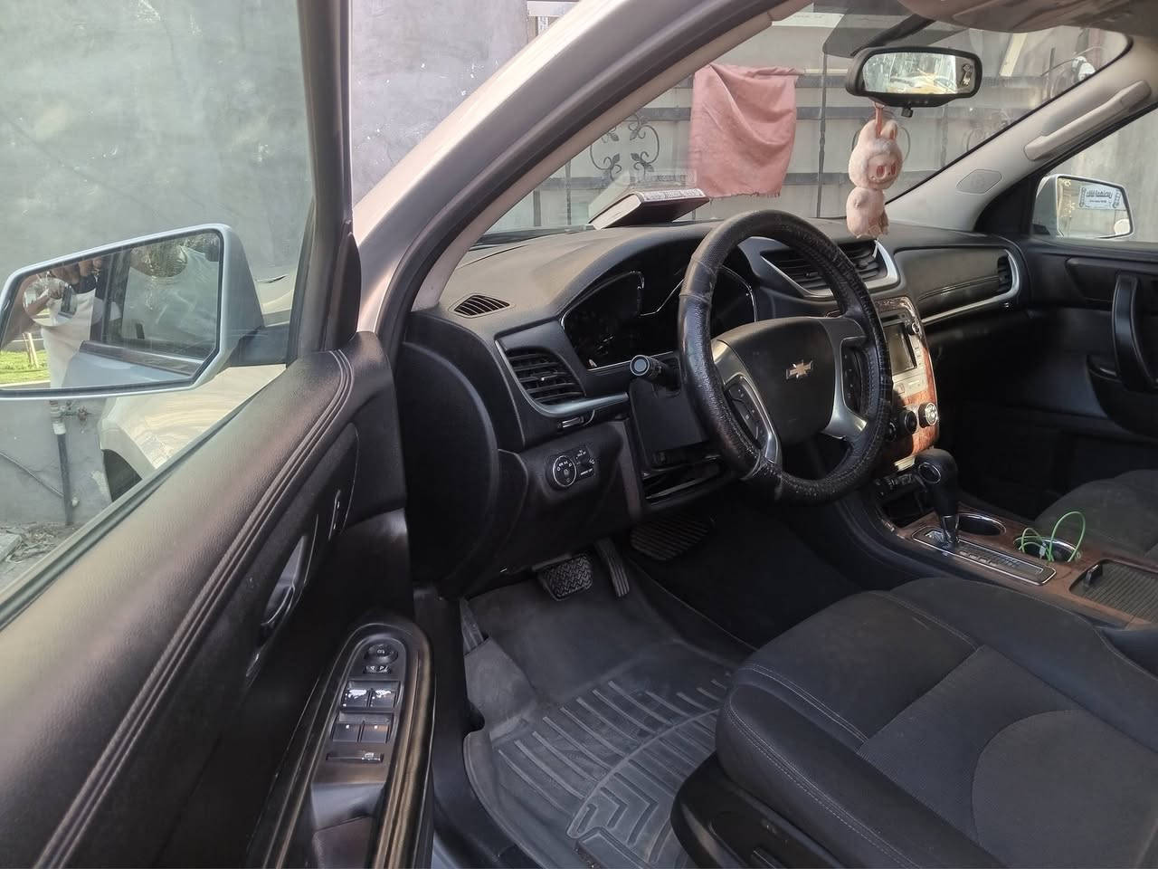 ألسلام عليكم ترافس موديل ٢٠١٣ كلين LT لون سلفر بيها شمعات صدر و كومبريسر تبريد وبيها طخه خفيفة بالجاملغ الخلفي مصلحة وما مصبوغة رقم بغداد التحويل مظمون مكان السيارة حي العامل السعر ٩٨ 
للإستفسار الاتصال بالرقم ***********
