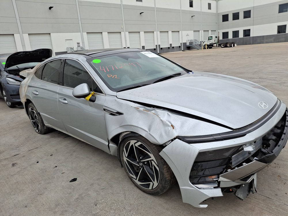 السلام عليكم ورحمة الله وبركاته
هونداي سوناتا 2024 فول 1/1 
محرك :2500 تنفس طبيعي 
عداد مشي : 26 الف
مواصفات 
1_بصمة
2_بصمة ابواب 
3_ تشغيل عن بعد 
4_فول بانوراما 
5_لد امامي مع عدسات زنون 
6_ كشافات 
7_اشاير مري 
8_ نقطه عمياء 
9_ لد خلفي
10_كشنات كهرباء 
11_ تدفئة كشنات 
12_شحن واير لس 
13_شاشه تبريد منفصل 
14_ سايد بريك كهرباء 
15_ اوتو هولد 
16_كير تعليك 
17_ شفتات ستيرن 
18_بصمه جنطه 
19_مانع انزلاق 
20_تحكم وضعيات قياده 
21_شاشه متصل مقوسة 
تدعم خراىط وكاربلي 
22_رادار امامي وكامره رادار 
23_كامره خلفية دقه عاليه 
24_حساسات اوتو ستوب 
25_فول تحكم ستيرن مع قياده ذاتيه 
حادث امريكا مرفق بالمنشور السيارة مكفولة من الصبغ حادثها مصلح بارد 
العنوان : بابل قرب الاثار
ملاحظة السيارة بأسمي بدون رقم وين ميعجبك ترقم ابصم الك
السعر : 175قابل للتفاوض
استفسار :***********
