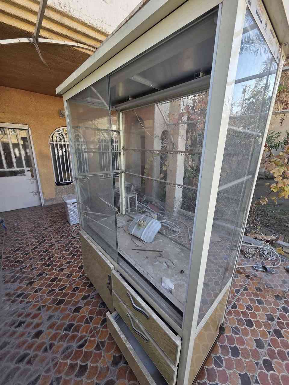 السلام عليكم فاترينه للبيع ترهم عطور او اكسسوارات الامنيون تركي كهرباء كامله السعر 350 الف ***********
