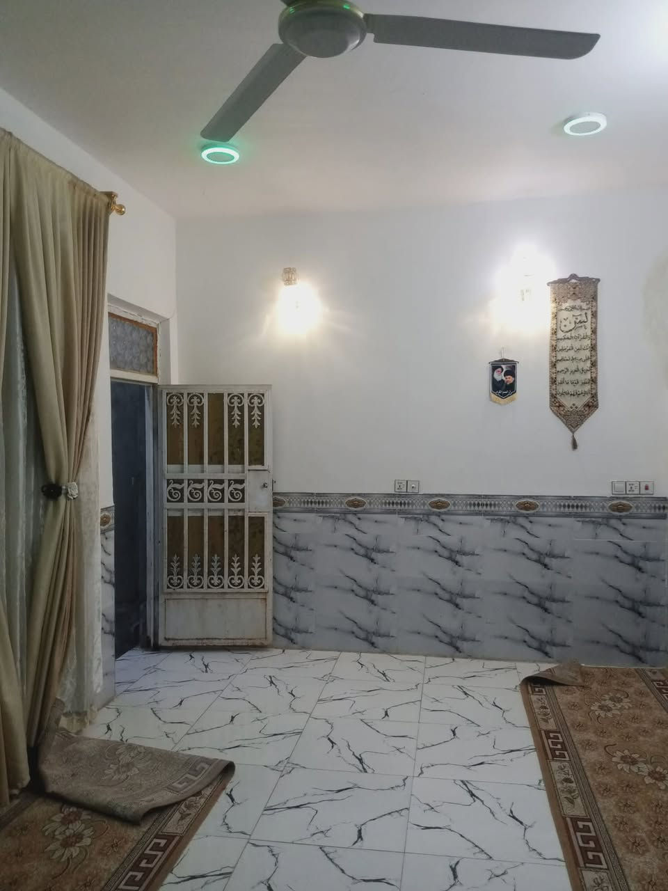 سلام عليكم الدار البيع مساحه 200 متر طابو زراعي سند 25 دوانيه طريق السنيه يبعد عن الشارع 100 متر يحتوي 2 غرفه صاله ستقبال مطبخ صحيات دخليات وخارجيات خدمات كامله بنيان طابوك بيت حديث *********** عمود 652
