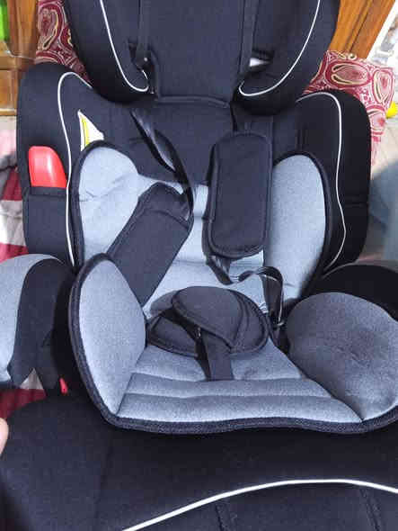 كرسي سيارة حجم كبير   .
توصيل داخل الحله مجاني
جديد غير مستخدم نقص بس كارتونه
السعر 60 
***********
