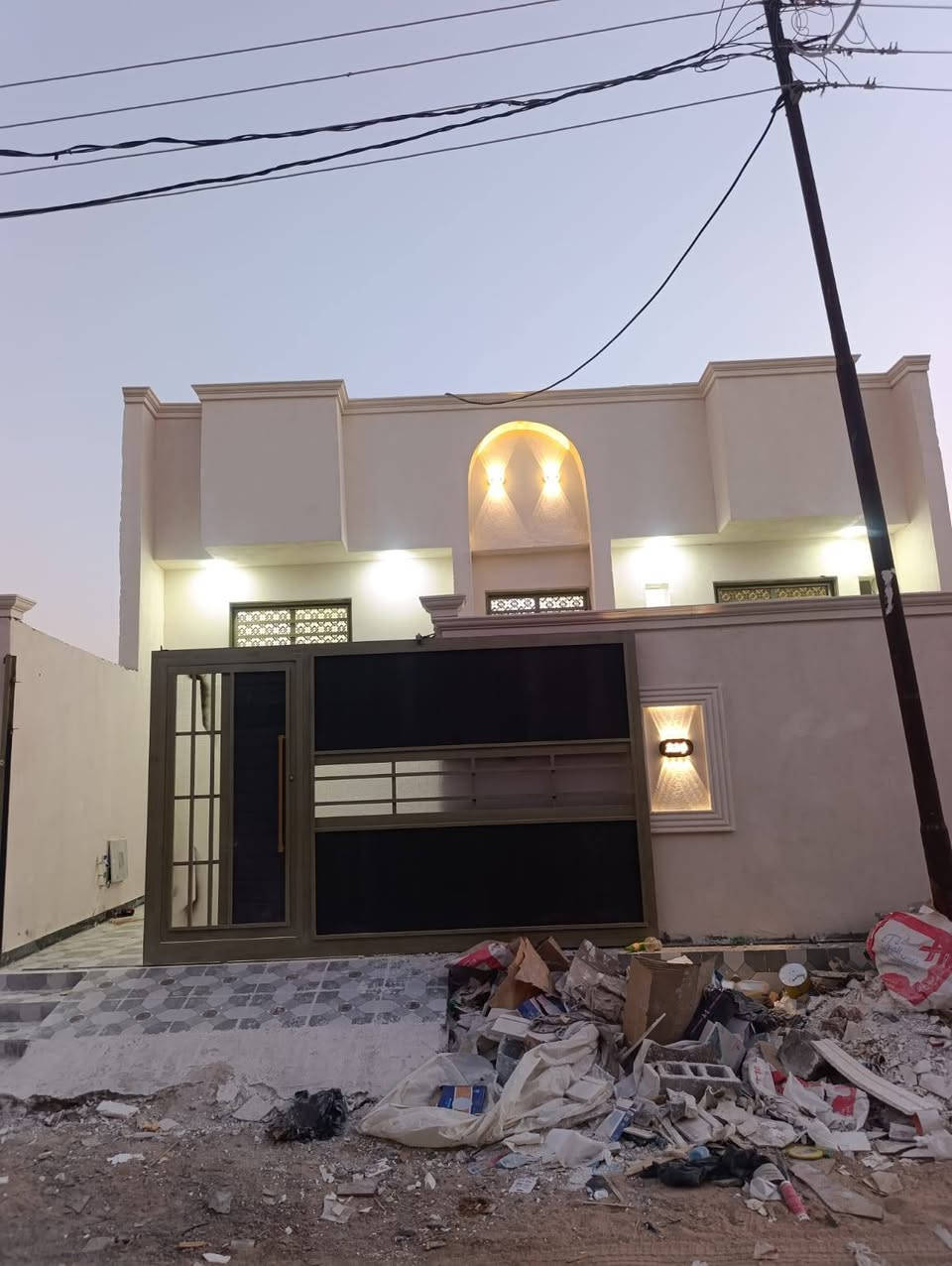 📢دار للبيع 
📍الموقع شط العرب -الجزيره - شارع الصقر
🛑 المساحة (165متر) 
🔸المحتويات:- غرفتين(2)وصاله ومطبخ وحمام واستقبال وگراج 
✳️السعر(75)وبي مجال 
للستفسار ☎️(***********📱)
