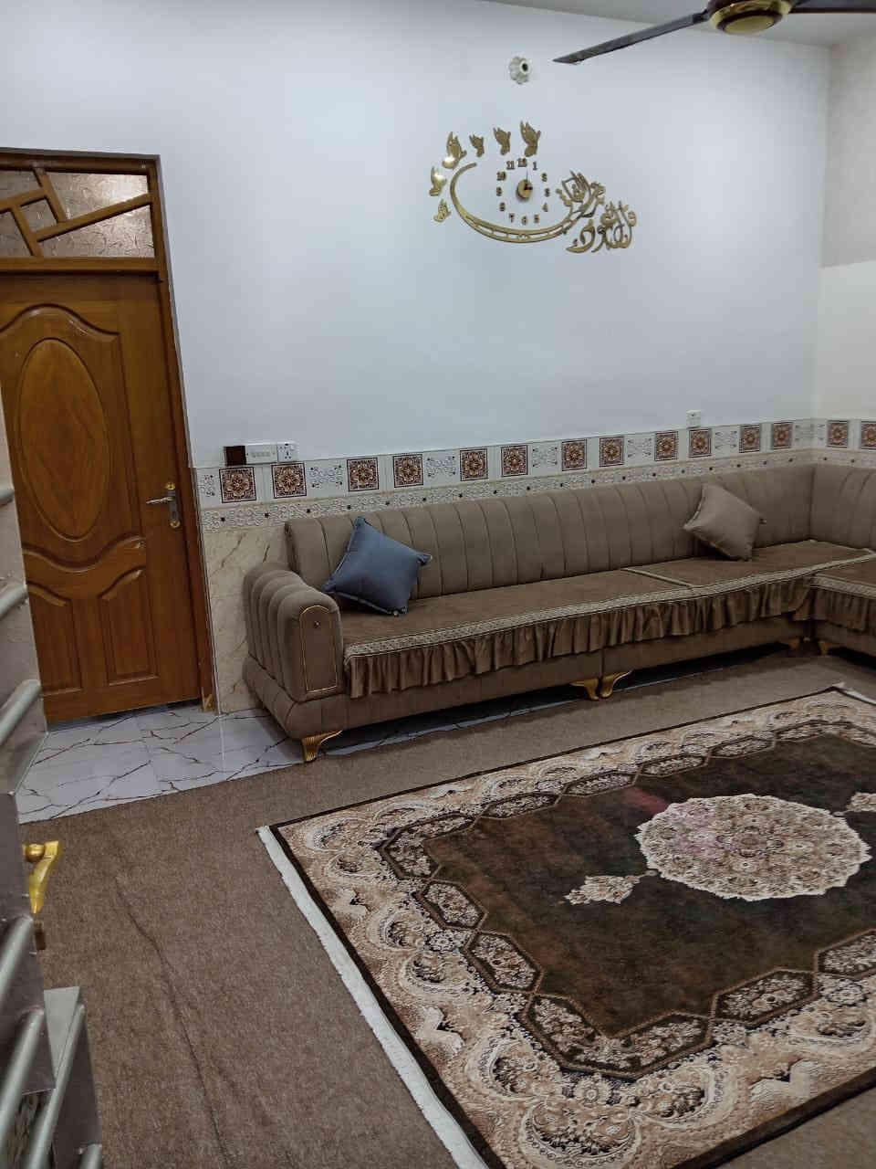 بيت زراعي سند 17 
مساحه 50 طابقين بناء حديث ونظيف كلش
واجهيه 5 
البياع مواصلات الخامسه شارع جامع خديجه الشارع عريض مجاري رئيسي تانكيات عدد 2 /1000 يحتوي على حمام خارجي استقبال ومطبخ وصحيات 
والطابق الثاني غرفتين وصحيات
السعر 75 وبي مجال البيت جاهز مابي اي نقص 

للاستفسار ***********
