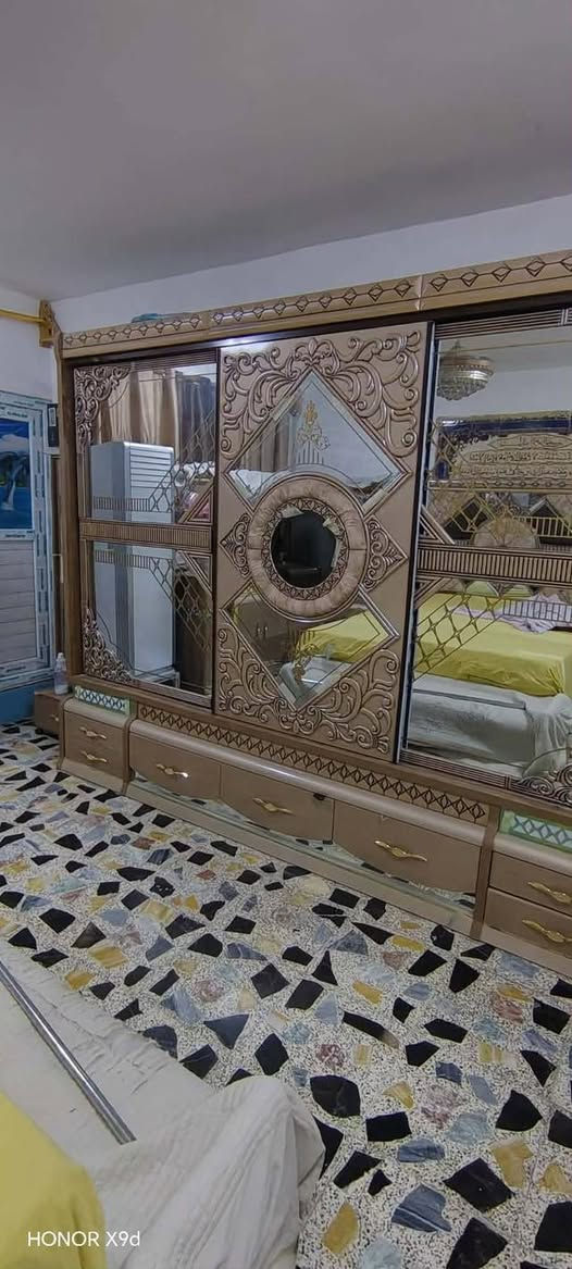 سلام عليكم ورحمة الله وبركاته عندي. هاي غرفه للبيع مفروشه ما مستخدمه ابد للبيع العنوان بغداد الامين الثانيه 12 قطعه مستعجل عليه كلش ب٧٥٠ ***********
