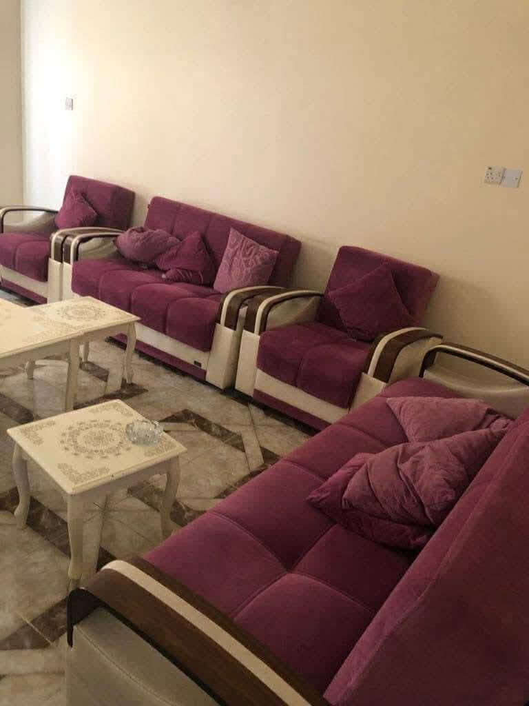 ✨ مو مجرد بيت... استثمار يضمنلك الراحة والقيمة بنفس الوقت!
إذا تبحث عن وحدة سكنية جاهزة للسكن، بموقع مميز ومساحات واسعة وحدائق تضيف قيمة حقيقية للعقار، فهذه الفرصة تستحق اهتمامك.

🏡 فرصة استثمارية استثنائية – وحدة سكنية ركن طابو للبيع 🏡

هل تبحث عن بيت يجمع بين الفخامة، الراحة، والاستثمار المضمون؟
هذه الوحدة السكنية تمنحك كل ما تحتاجه وأكثر.

📍 الموقع:
مجمع مدينة الرضا السكني – خلف جامعة ذي قار، قبل المجمع اللبناني ومجمع المحافظة.

✅ طابو صرف باسم المشتري مباشرة
✅ غير مطلوب لمصرف أو مبادرة أو مستثمر
✅ مؤثثة بالكامل وجاهزة للسكن مع توفر الماء والكهرباء

📐 المواصفات:

- مساحة الأرض: 200 م²
- مساحة البناء: 146 م²
- حديقة جانبية خارجية: 190 م²
- ركن مميز مع إمكانية استغلال القطعة الجانبية كحديقة خاصة بعد تسويرها

🏠 تفاصيل البناء:

- طابق واحد
- غرفتا نوم
- صالة مريحة
- استقبال واسع
- مطبخ
- صحيات (شرقي وغربي)
- حديقة داخلية
- كراج سيارة
- حديقة جانبية وحديقة كبيرة أمام المنزل تمنح المكان خصوصية وجمالاً استثنائياً

💰 السعر:

- 135 مليون دينار مع الأثاث الكامل (والسعر قابل للتفاوض)
- 120 مليون دينار بدون الأثاث

🌟 فرصة مثالية للسكن العائلي أو للاستثمار في موقع واعد يجمع بين الهدوء وقربه من أهم المرافق والخدمات.

📞 للاستفسار والحجز تواصل الآن  *********** قبل ضياع الفرصة.
الضامن للعقار ذي قار سوق الشيوخ خنيطله شارع الكراج 
أمان • ثقة • ضمان
