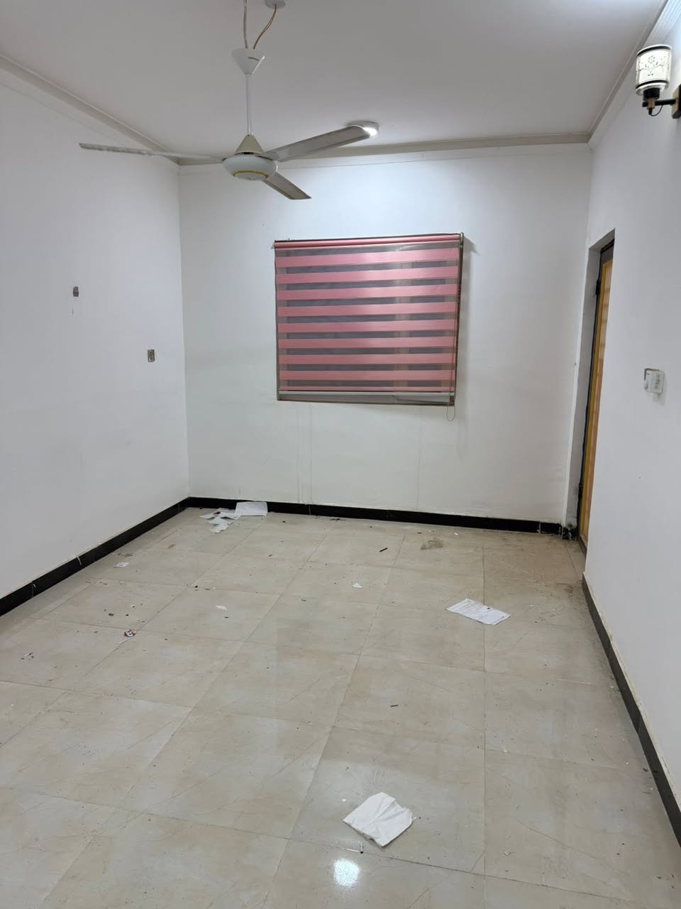 بيع مستعجل بيت مساحة 200 متر مربع فئة D في مجمع لؤلؤة السكني على الشارع العام مقابل المستشفى الألماني البيت فارغ نظيف جدا جاهز للسكن يحتوي على (3غرف نوم +براني+صالة+مطبخ+صحيات عدد٢ +سطح) 
السعر (170) مليون اي تدفع  103 مليون نقد والباقي 67 مليون اقساط  425 الف بالشهر 
الرجاء الاتصال واتساب ***********
