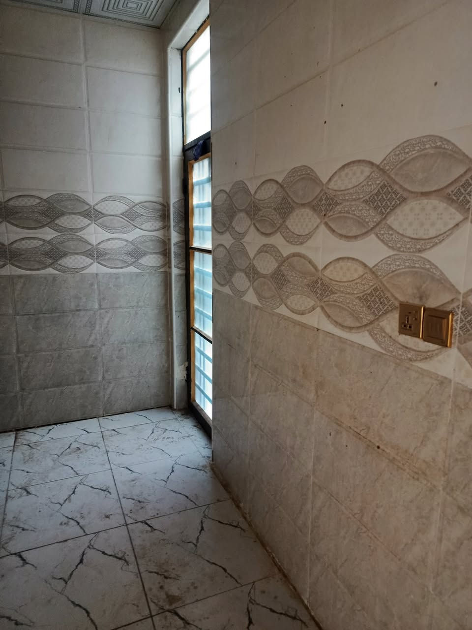 سلام عليكم بيت يجار ١٠٠ متر جديد العنوان حي ميسان شارع زوار يجار ٢٥٠ الف كل شهر بشعره غرفه  وصالة مطبخ استقبال ***********
