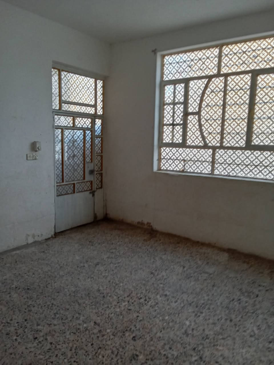 السلام عليكم
عندي دار للبيع مساحته 50م متوسط النظافة متكون من غرفة وحولي كمطبخ وحمام مشترك موقعه  ركن منطقة الاربع تالاف قرب السوق وبي مؤجر للاستفسار الاتصال على الارقام ‪
‏‪0787 694 9325‬‏ و‏‪ 750 538 7654
