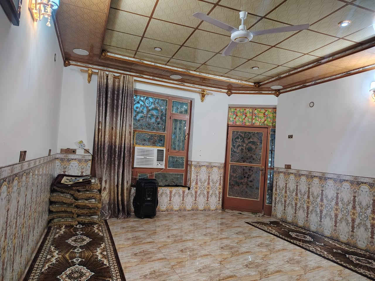 السلام عليكم يوجد بيت البيع الموقع التجنيد قرب المحطه مالت الكهرباء الجديده بينها وبين جامع تواب الرحيم المساحه 235 يحتوي على حوش كبير وحديقه و3حمامات واستقبال وصاله وغرفتين نوم وبيتونه كبيره وممشه بسد لبيت ورا البيت... البيت كله سراميك وسقوف ثانويه يوجد بيه بئر ماء ومي اساله ماناقصه اي شي السعر 75 مليون وبيه مجال قليل  الاستفسار ***********
السلام عليكم يوجد بيت البيع الموقع التجنيد قرب المحطه مالت الكهرباء الجديده بينها وبين جامع تواب الرحيم المساحه 235 يحتوي على حوش كبير وحديقه و3حمامات واستقبال وصاله وغرفتين نوم ومطبخ وبيتونه كبيره وممشه بسد لبيت ورا البيت... البيت كله سراميك وسقوف ثانويه يوجد بيه بئر ماء ومي اساله ماناقصه اي شي السعر 75 مليون وبيه مجال قليل  الاستفسار ***********
