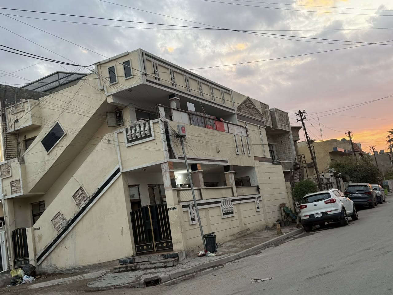 السلام عليكم يوجد دار ركن للبيع 100 متر في العامريه منطقه دور اللواعيب فرع فلافل طربوش يحتوي على وحدتين سكنيه معزولتين درج خارجي وكل وحده سكنيه تحتوي على غرفتين كبيره وصاله ومطبخ وصحيات للاستفسار ‭ 0783 900 0842
