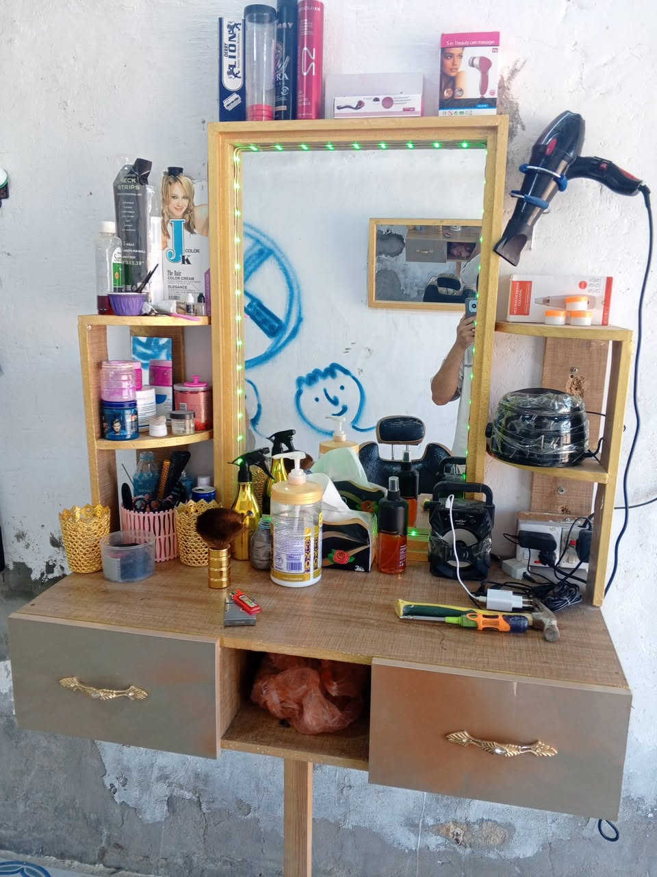 سلام عليكم كرسي حلاقه شغال ينقص مابي وميز حلاقه مثل ماواضح بصوره الخشب صاج صاله شهر  العنوان البصره الكرنه رقمي ***********
