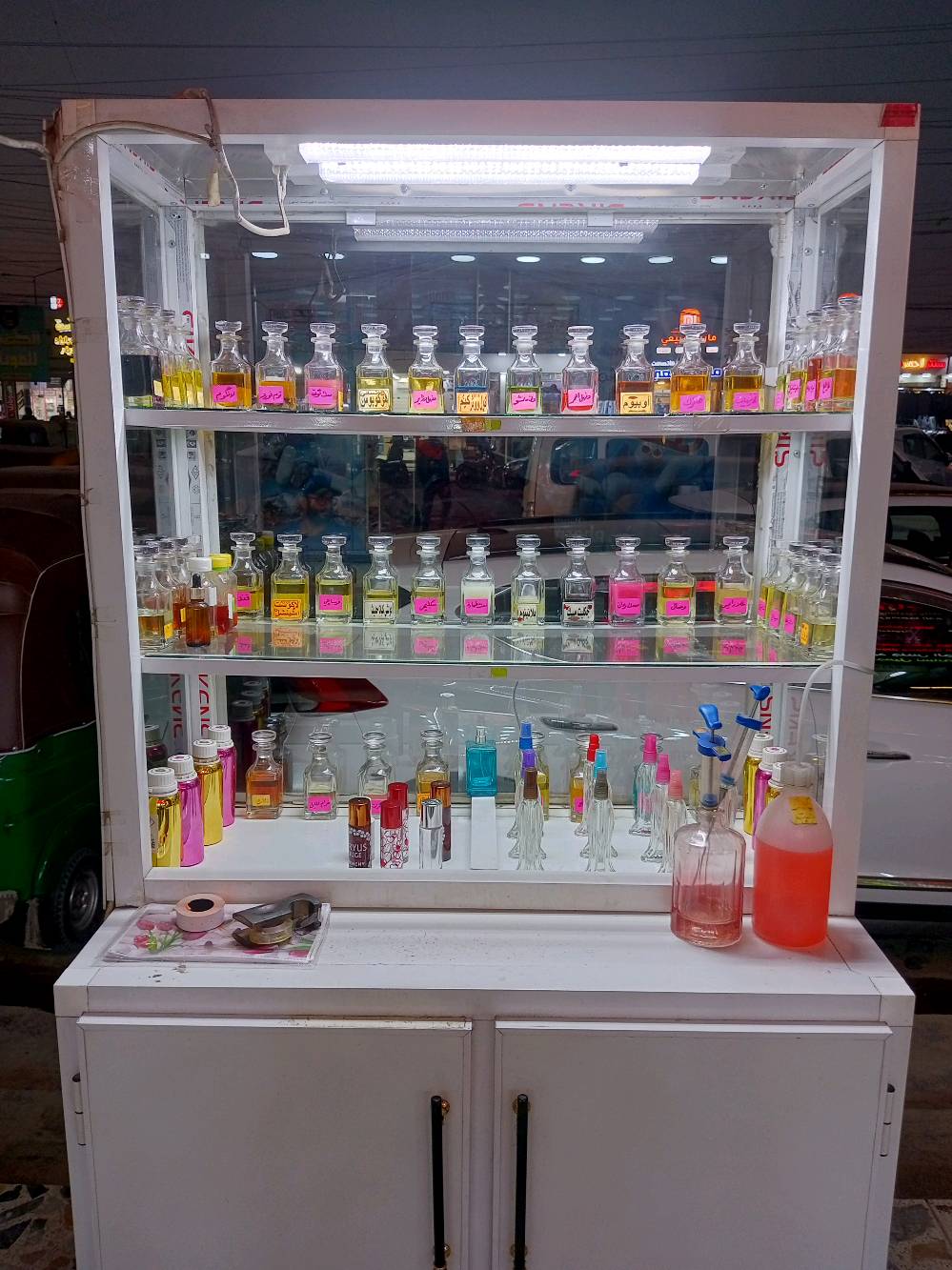 عندي بسطية لبيع العطور المركّزة من أنواع فرنسية وإنكليزية. البسطية تحتوي على مجموعة متنوعة من الزجاجات بأنواع وأحجام مختلفة، ويُضاء المعرض بشكل جميل لجذب الانتباه. العملية سهلة وتناسب المارة سواء لشراء هدية أو لتجربة عطر جديد. إذا تبحث عن العطور المميزة، تعال وجرّب بنفسك!