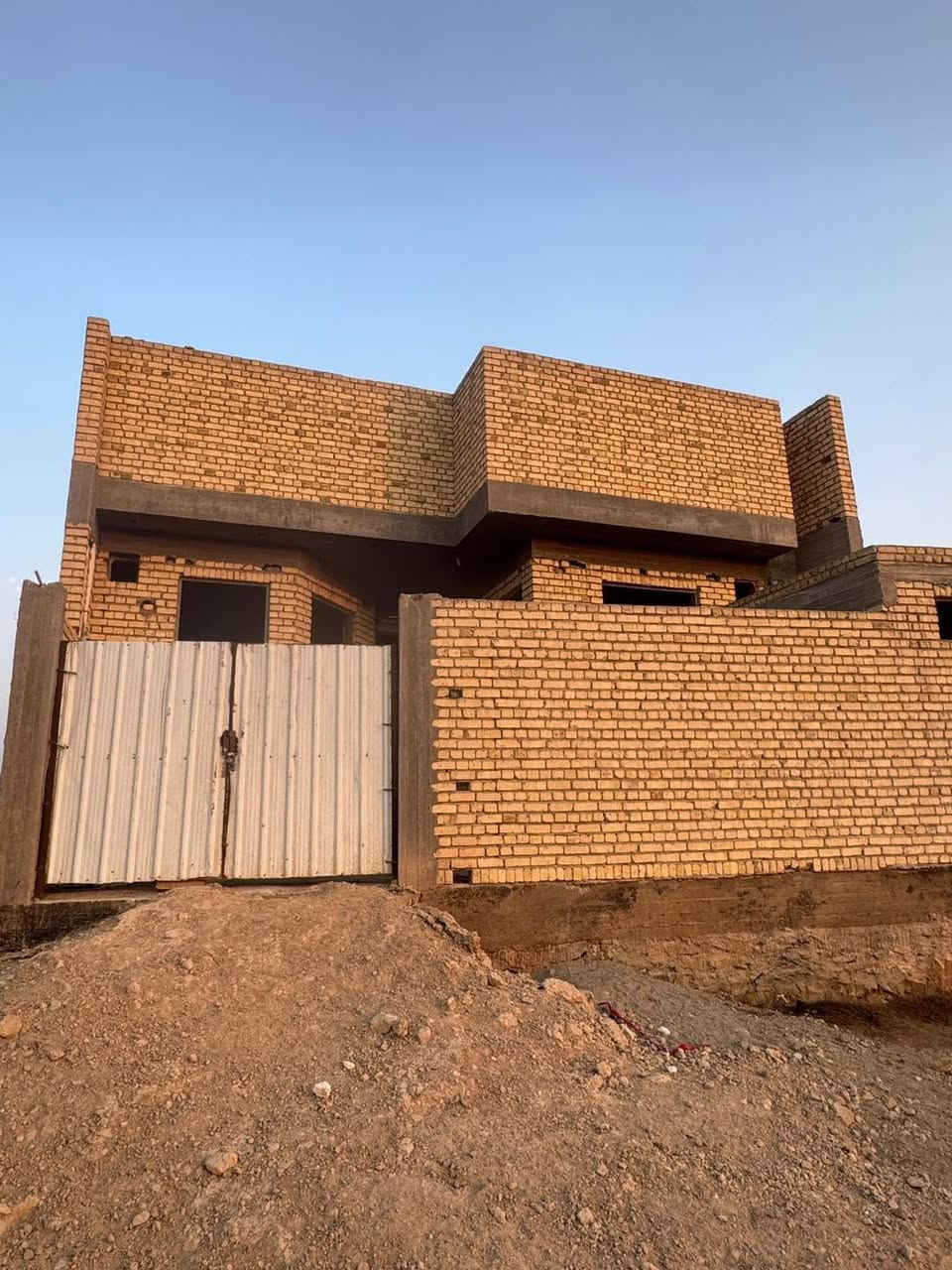 بيت للبيع /السماوه 
مساحه ٢٠٠متر ركن وشارع ٢٠متر مقابل خدمات 
منطقه (٢٢)مجاور مجمع محامد شغل درجه اولى 
رقم العقار (٣٧١٧)
مطلوب للمصرف (٦٥)مليون السعر الكلي ١٥٥مع المجال 
للأستفسار ***********/***********
مكتب الوطن للعقارات 
ملاحظه مستعدون لاستقبال كافه العروض العقاريه
