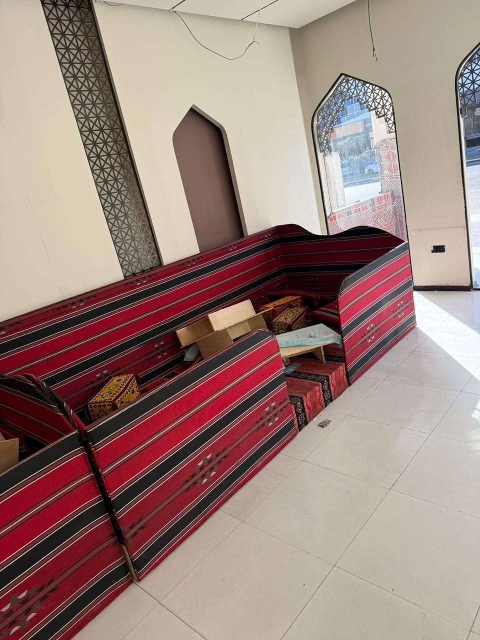 السلام عليكم عندي جلسات عربيه مال مطعم شغل درجه والى جدد كلش عددهن 8 سعر الوحده 300 واذا تاخذهن كلهن السعر ينزل مكاني البصره ***********
