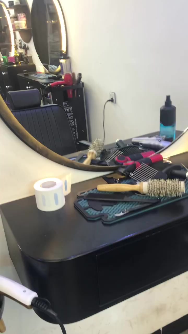 السلام عليكم للبيع خمس مري مع خمسه ميوزه مع الملحقات كما موضح في الفيديو السعر مليون قابل للتفاوض غير متواجد على الفيس بوك للتواصل على الارقم ***********
