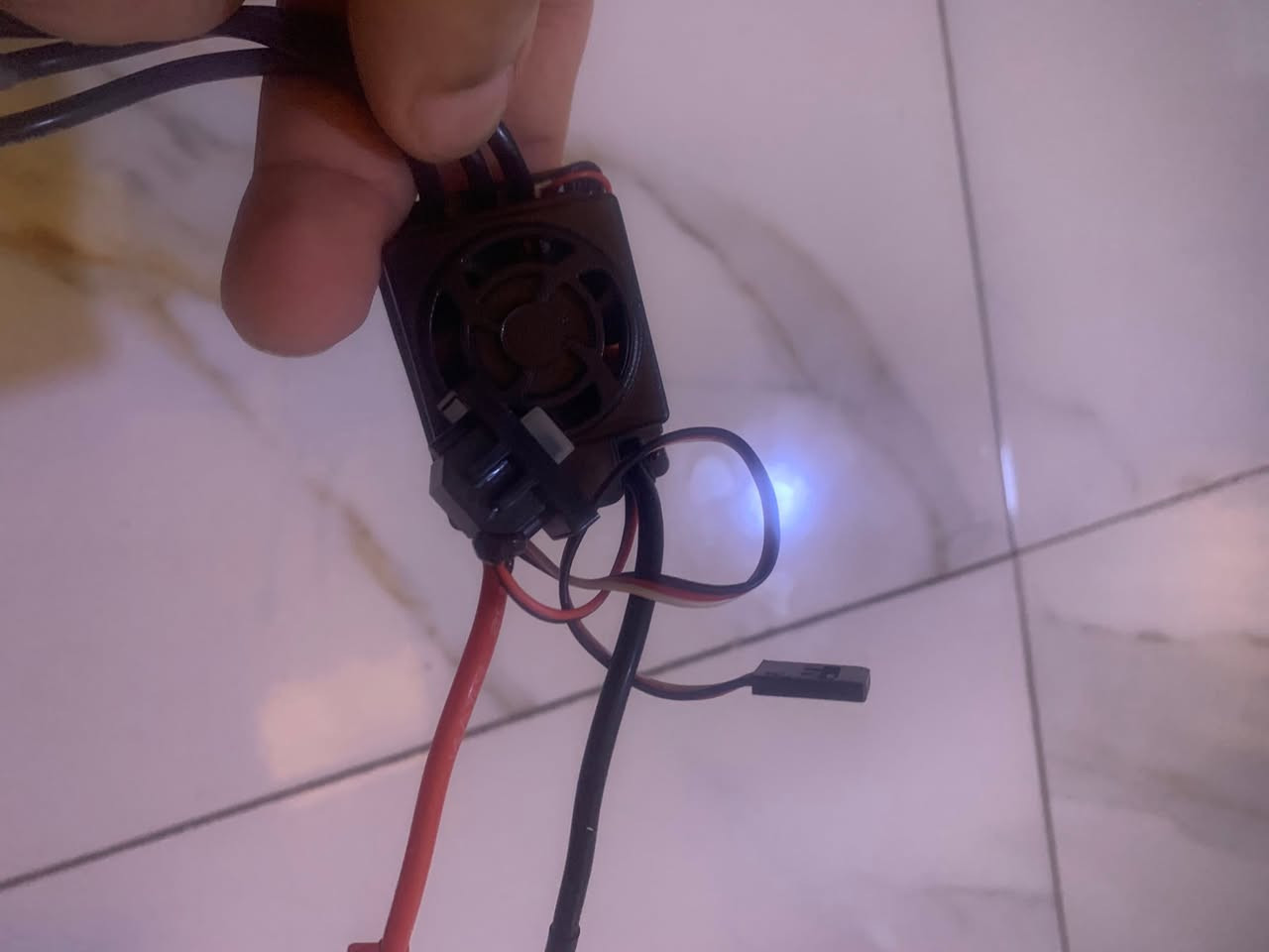 محرك كهربائي ذكي وجهاز تنظيم سرعة (سيستم بروشليس كامل) مخصص للسيارات اللاسلكية الريموت (RC Cars).
  F540 3300KV Brushless Motor + ESC
 المكونات: الكارتونة تحتوي على محرك بروشليس (Brushless Motor) بقوة 3300KV، و السرعة الكهربائي (ESC) (غالباً بقوة 45A أو 60A).


**إذا كنت صاحب هذا الإعلان وتريد حذفه لأي سبب، رجاءا أرسل رسالة إلى الدعم الفني**