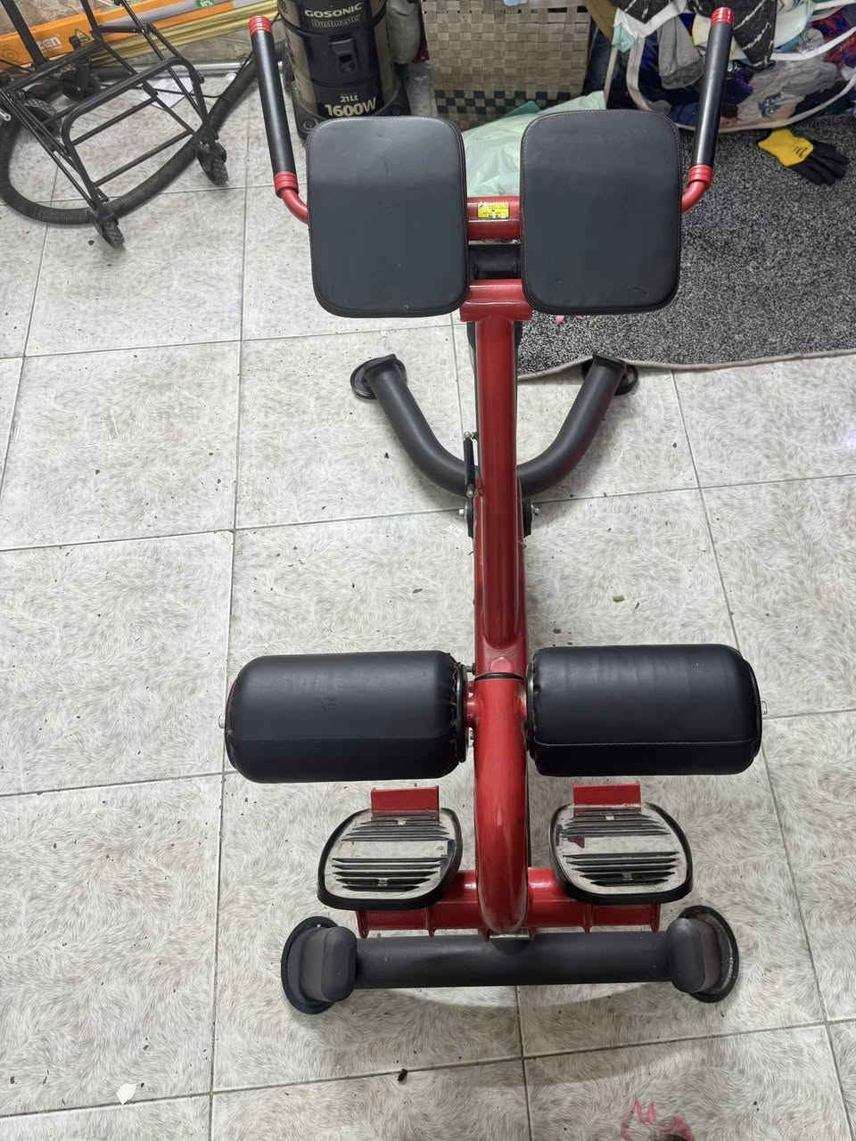 جهاز تمارين لعضلات البطن اصلي حديد ثقيل
يتميز بمساند مبطنة باللونين الأسود والأحمر لتوفير الراحة والدعم أثناء التمرين.

يحتوي على مساند قدم دوارة لمزيد من الدعم والتنوع في التمارين.

مصمم لتمارين البطن والظهر الأساسية.

يحتوي على مقابض يد سوداء مع تفاصيل حمراء.

يمكن طيه للتكبير والتقصير 

السعر ٣٠٠ الف🔒🔒

***********
