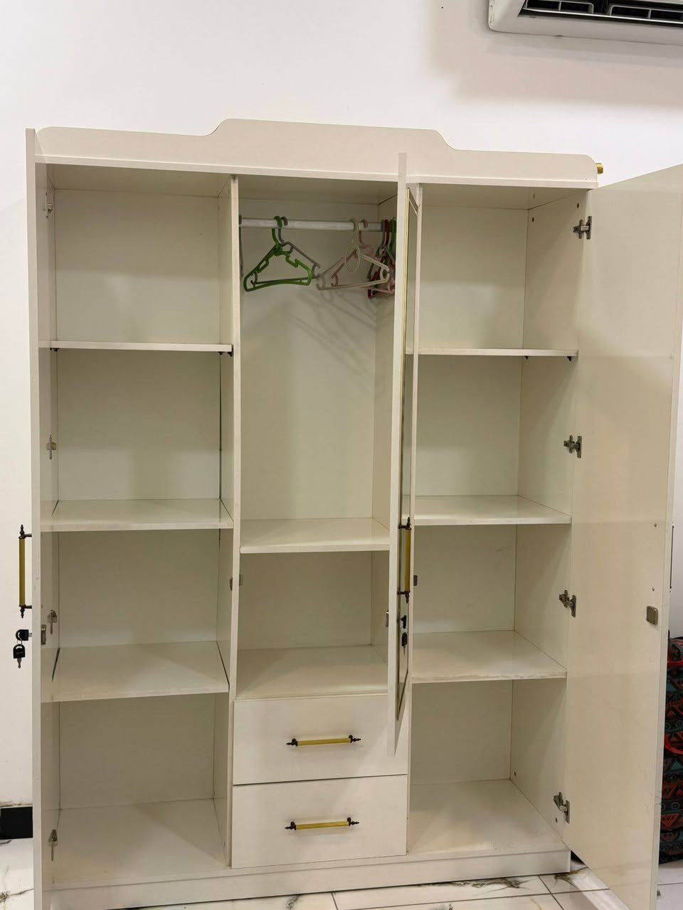 سلام عليكم عندي غراض للبيع
جرابي ام نفر عدد 2
كنتور تركي +ميز  مرايه ويه كنتور
***********
وغساله ونص تخم وحده جبيره وثانيه وسط و2كراسي
