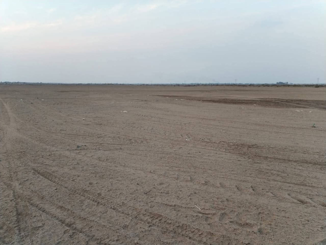 السلام عليكم ارض زراعيه ٥٠ دونم طابو سند ٢٥ تحويل مباشر وجه شارع تجاري ١٢٧ متر وجها الارض معدله وجاهزه حصه مائيه تبعد عن مركز ١٠ دقايق كهرباء اساله داخلها سعر الدونم ٧ ملايين وبيها مجال المكان الصويره طريق كصيبه قريه ذهب ***********
