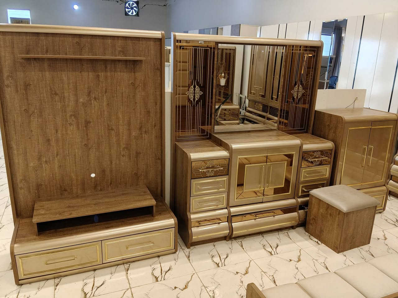 ملكي 11 قطعه قياسات ضحمه جدا بنوع خشب HDF سمك 18 ملم متوفره الان في معرض الشركه الكائن طريق رفاعي نصر مجاور جامعة اوما الاهليه للاستفسار اكثر يرجى الاتصال على الارقام التاليه 
***********
*********** واتس فايبر تلگرام 
البيع بطريقة النقد والاقساط 
الشد والنقل داخل محافظة ذي قار مجانا
