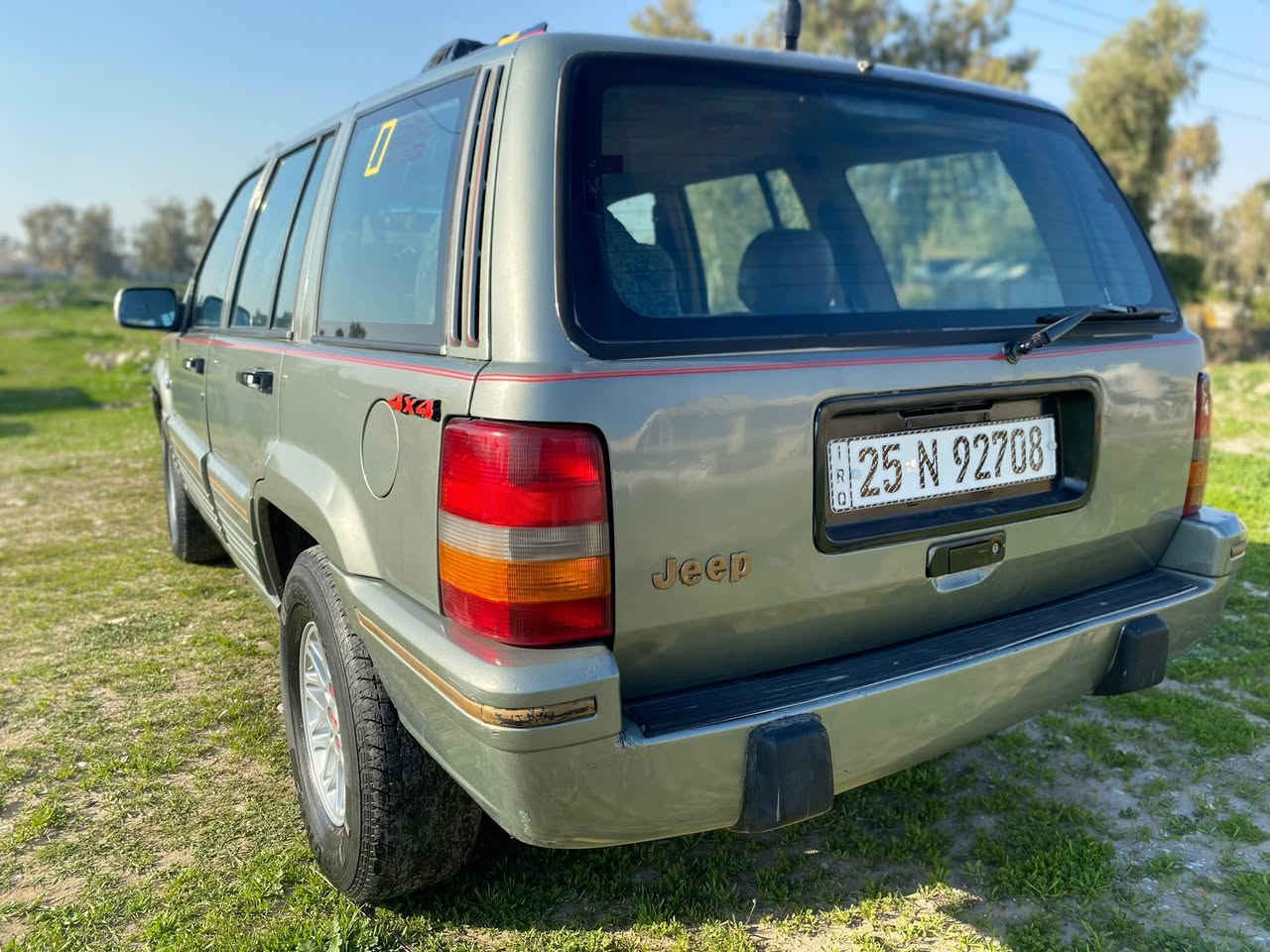 سلام عليكم للبيع جيب كراند شيروكي 1995 كير محرك بلاد  هزة سنوي جديد  رقم كركوك تحويل غرامه بشرط  كهربايا كله شغال بدون ظربة عام للجمالية  سعر(45) بيها مجال (***********)
