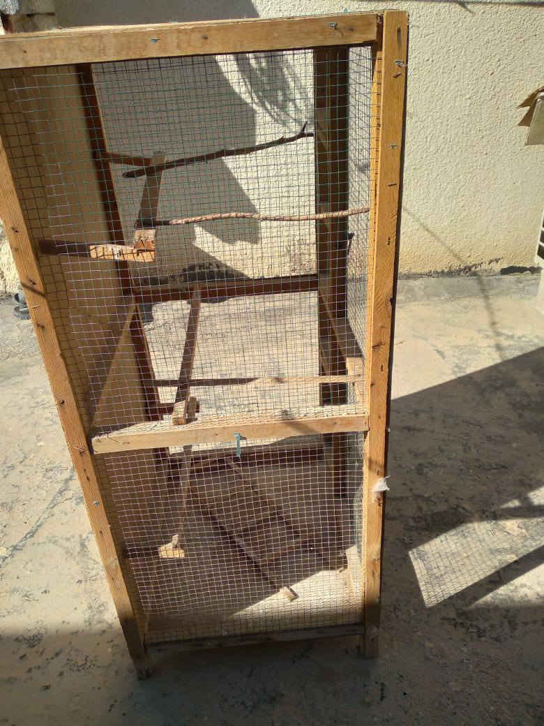 قفص الرتفاع متر و20 والعرض ٦٥ والنزال ٥٠ قفص نضيف السعر ٤٠الف كربلاء الحر***********
