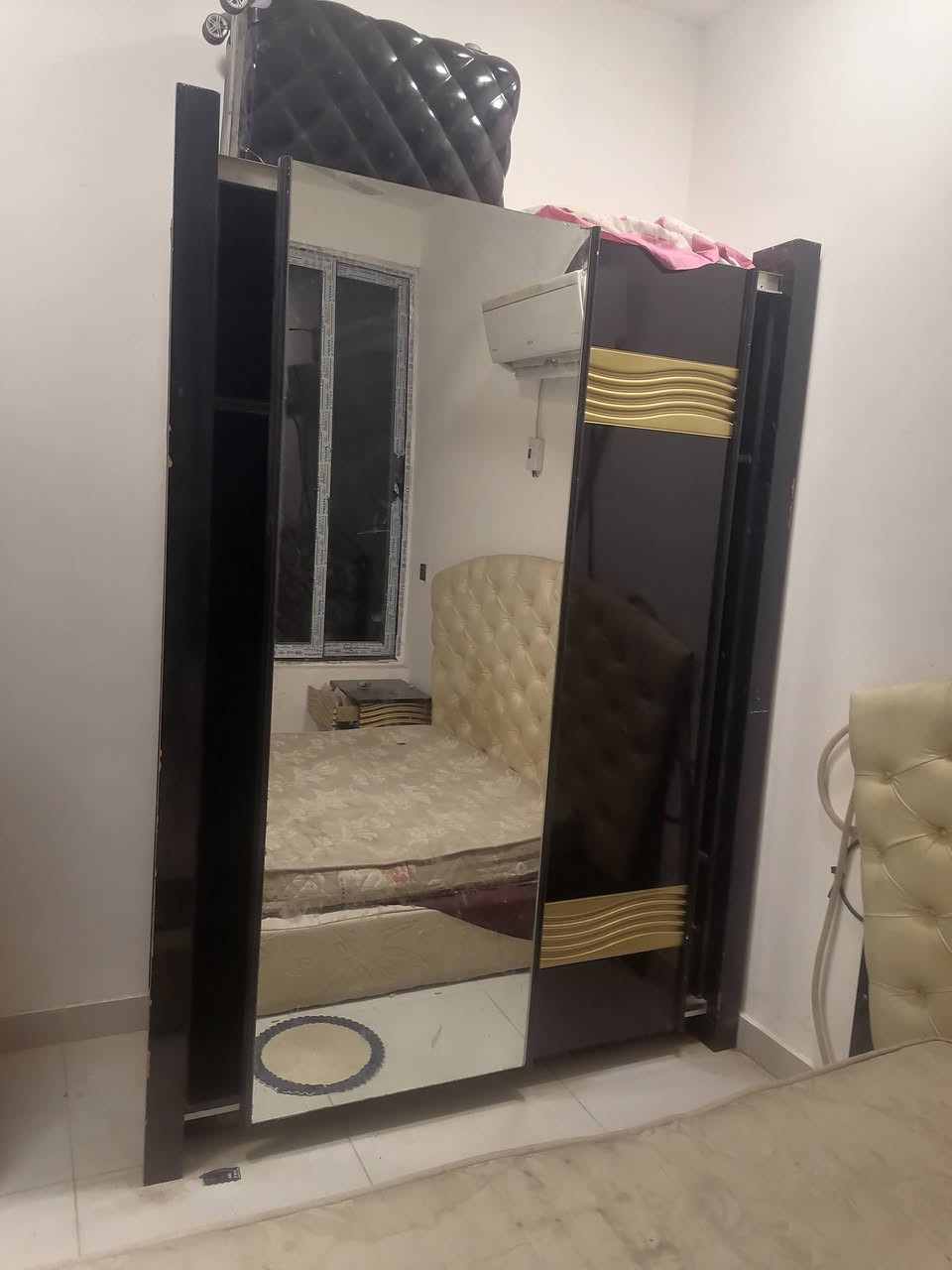 لبيع غرفه كامله ونضيفه سعر غرفه 250وبيه مجال ***********
