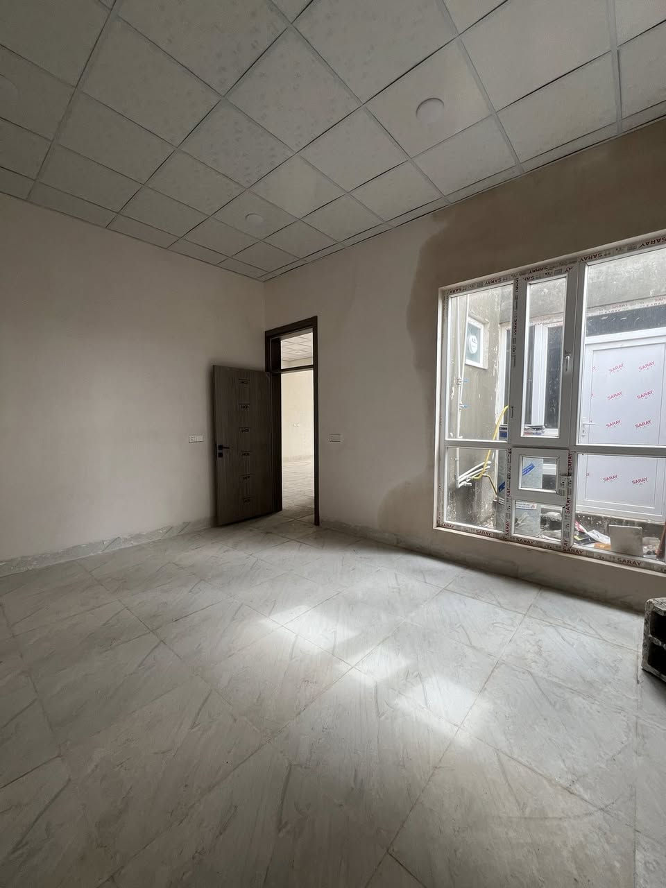 #للايجار طابقين صفر فول سيراميك وسقف ثانوي
يتكون من ثلاث غرف نوم واستقبال ومطبخ مفتوح على الهول وكراج وحديقه
عنوان فيلق قرب اسواق زانا وجامع الاصحاب 
للاستفسار ***********
